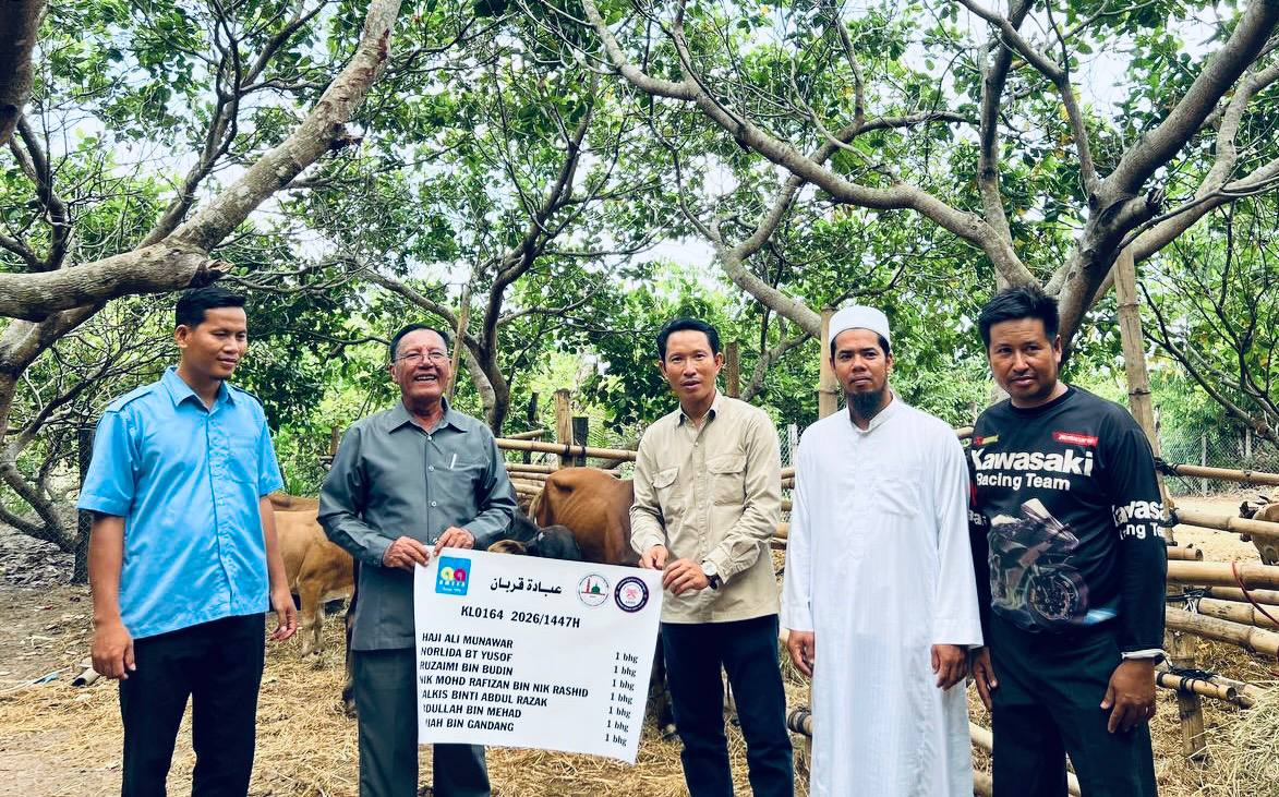 ឯកឧត្តម សាន់ ឡាទីន អញ្ជើញជួបសំណេះសំណាល និងទទួលគោគួរបាន និងពពែពីឯកឧត្ដម លី ស៊ីណូ