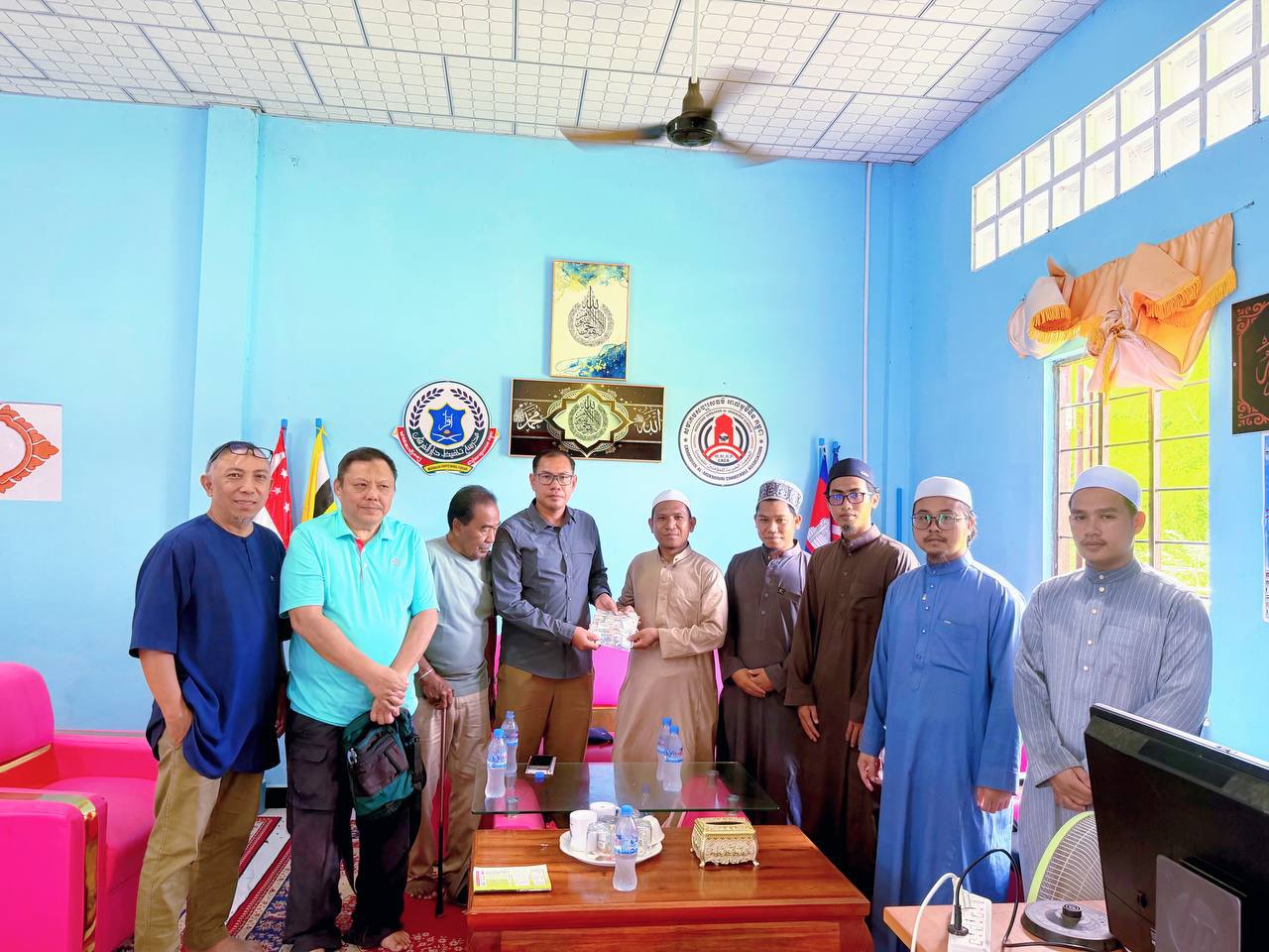 ឯកឧត្តម ស្លេះ ពុនយ៉ាម៉ីន អញ្ជើញចុះជួបសំណេះសំណាលសួរសុខទុក្ខជាមួយលោកគ្រូៗ នៃសាលាតះហ្វីស្សដារ៉ូលហ្វូរកោន នៅខេត្តត្បូងឃ្មុំ