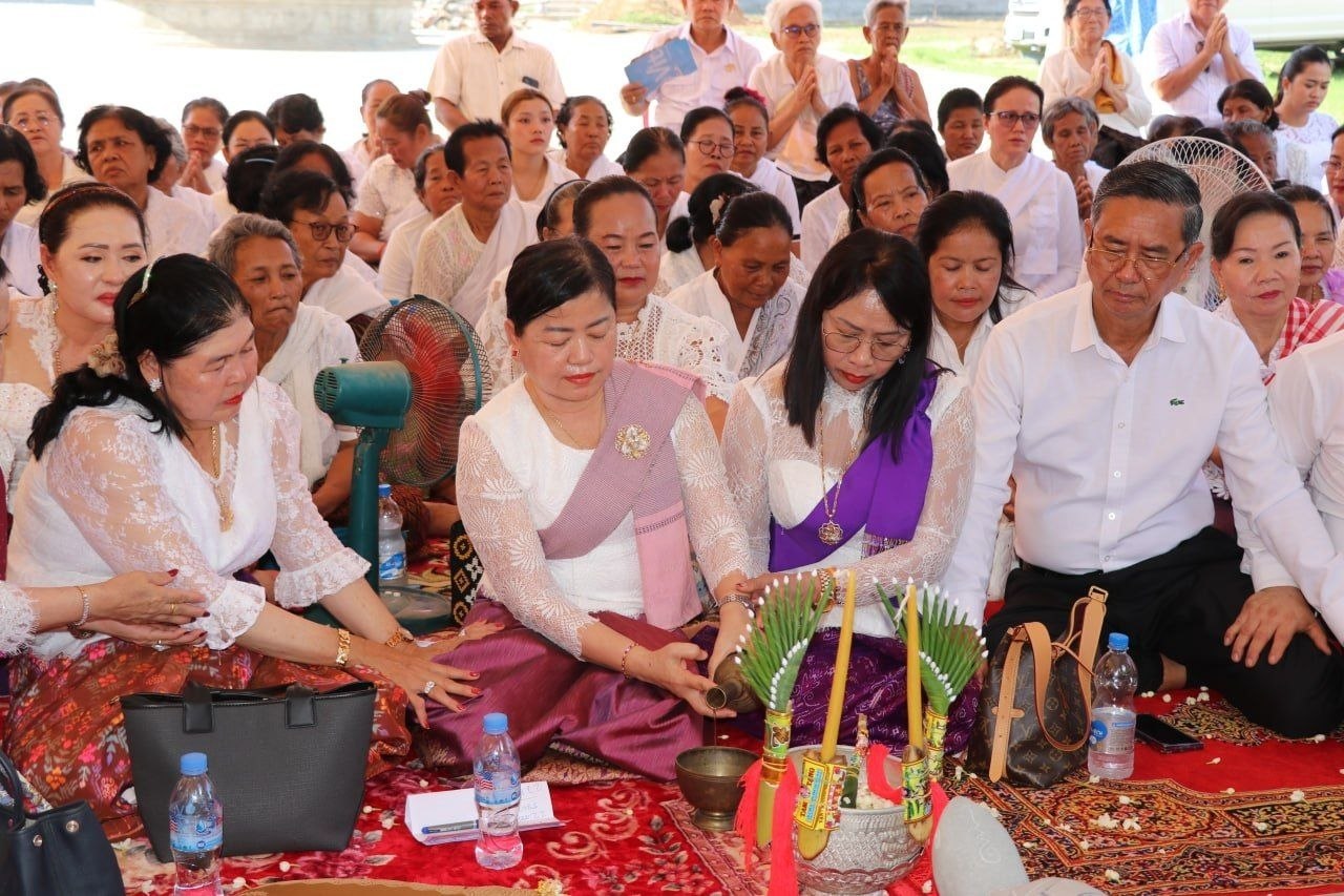 លោកជំទាវ ឃួន ឃុនឌី អញ្ជើញជាអធិបតីក្នុងពិធីបុណ្យផ្កាប្រាក់កសាងក្លោងទ្វារវត្តសែនសិរី ក្រុងស្ទឹងសែន ខេត្តកំពង់ធំ