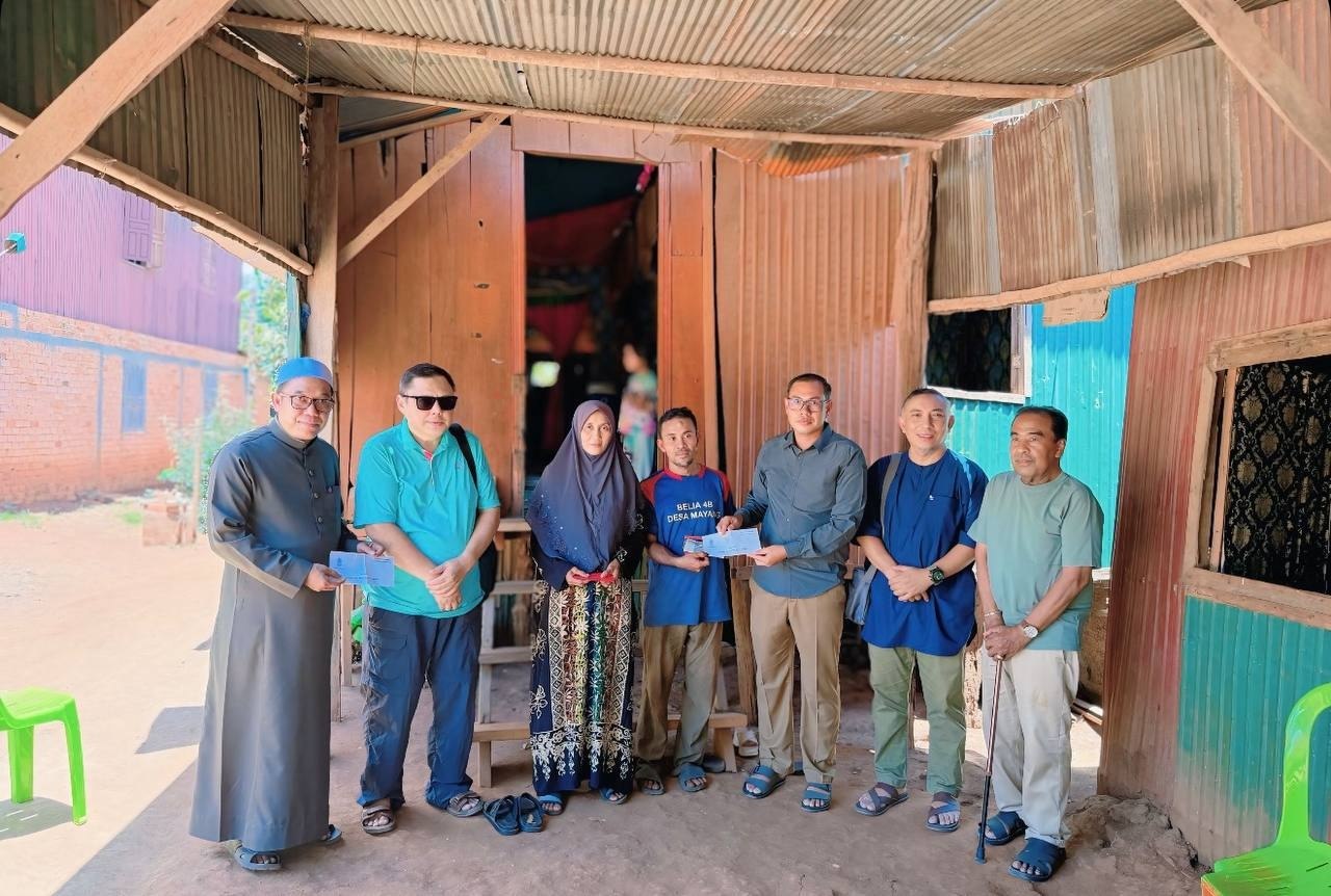 ឯកឧត្តម ស្លេះ ពុនយ៉ាមុីន អញ្ជើញសួរសុខទុក្ខគ្រួសារលោក ការីម ដែលមានជីវភាពខ្វះខាត និងកំពុងជួបការលំបាក