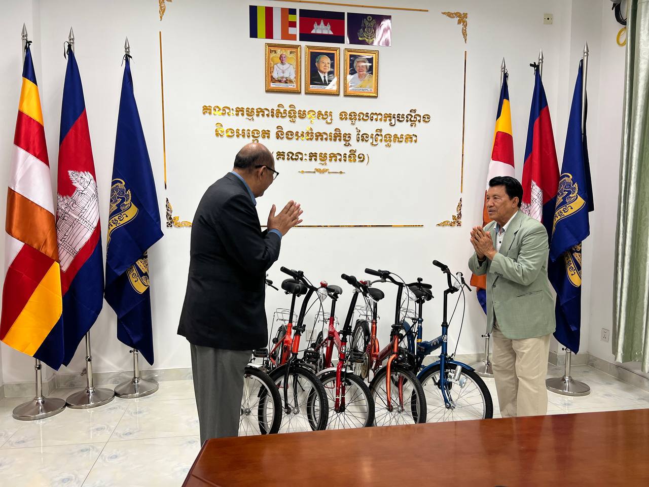 ឯកឧត្តម ម៉ាន់ ឈឿន ជូនអំណោយជាកង់ដល់ឯកឧត្តម ងី ច័ន្ទ្រផល ដើម្បីចូលរួមអបអរសាទរទិវាកុមារអន្តរជាតិ