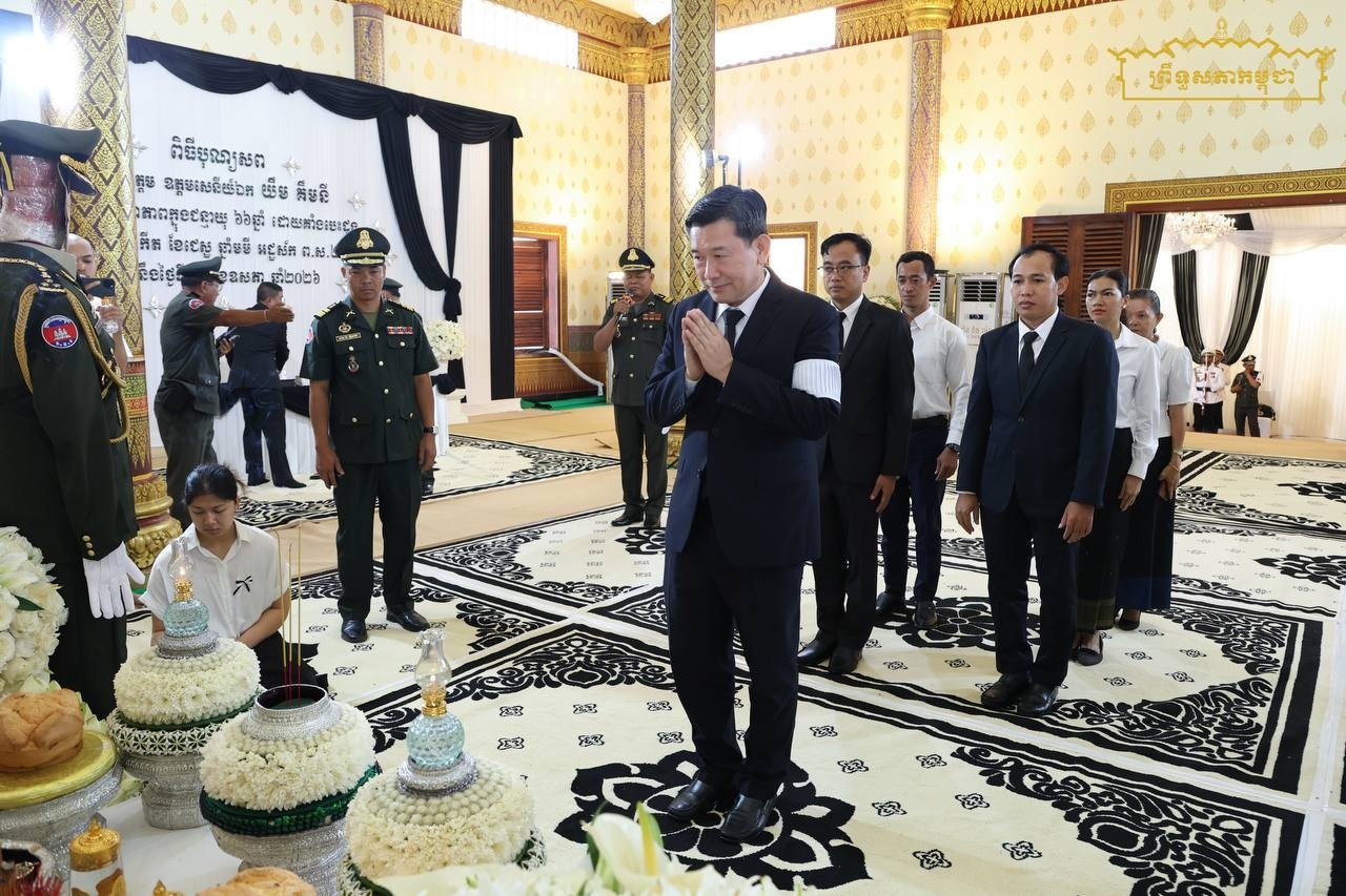 ឯកឧត្តមបណ្ឌិត ឈីវ យីស៊ាង ប្រធានគណៈកម្មកាទី៥ ព្រឹទ្ធសភា និងជានាយកខុទ្ទកាល័យសម្តេចអគ្គមហាសេនាបតីតេជោ ហ៊ុន សែន ប្រធានព្រឹទ្ធសភា អញ្ជើញគោរពវិញ្ញាណក្ខន្ធសព ឯកឧត្តម ឧត្តមនាវីទោ យឹម គីមនី