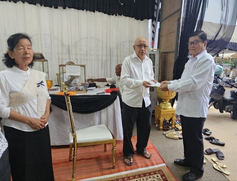 ឯកឧត្តម អ៊ឹង លាងហ៊ួ អញ្ជើញគោរពវិញ្ញាណក្ខន្ធ និងរំលែកមរណទុក្ខក្រៀមក្រំជាមួយក្រុមគ្រួសារសពព្រឹទ្ធាចារ្យ ថុង តៃអេង