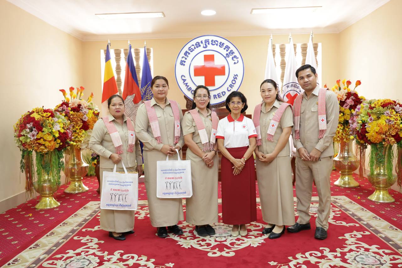 ក្រុមការងារនៃអគ្គលេខាធិការដ្ឋានព្រឹទ្ធសភា នាំយកថវិការបស់ព្រឹទ្ធសភា និងឯកឧត្តម ឡាយ សំកុល អគ្គលេខាធិការព្រឹទ្ធសភា ឧបត្ថម្ភជូនកាកបាទក្រហមកម្ពុជា