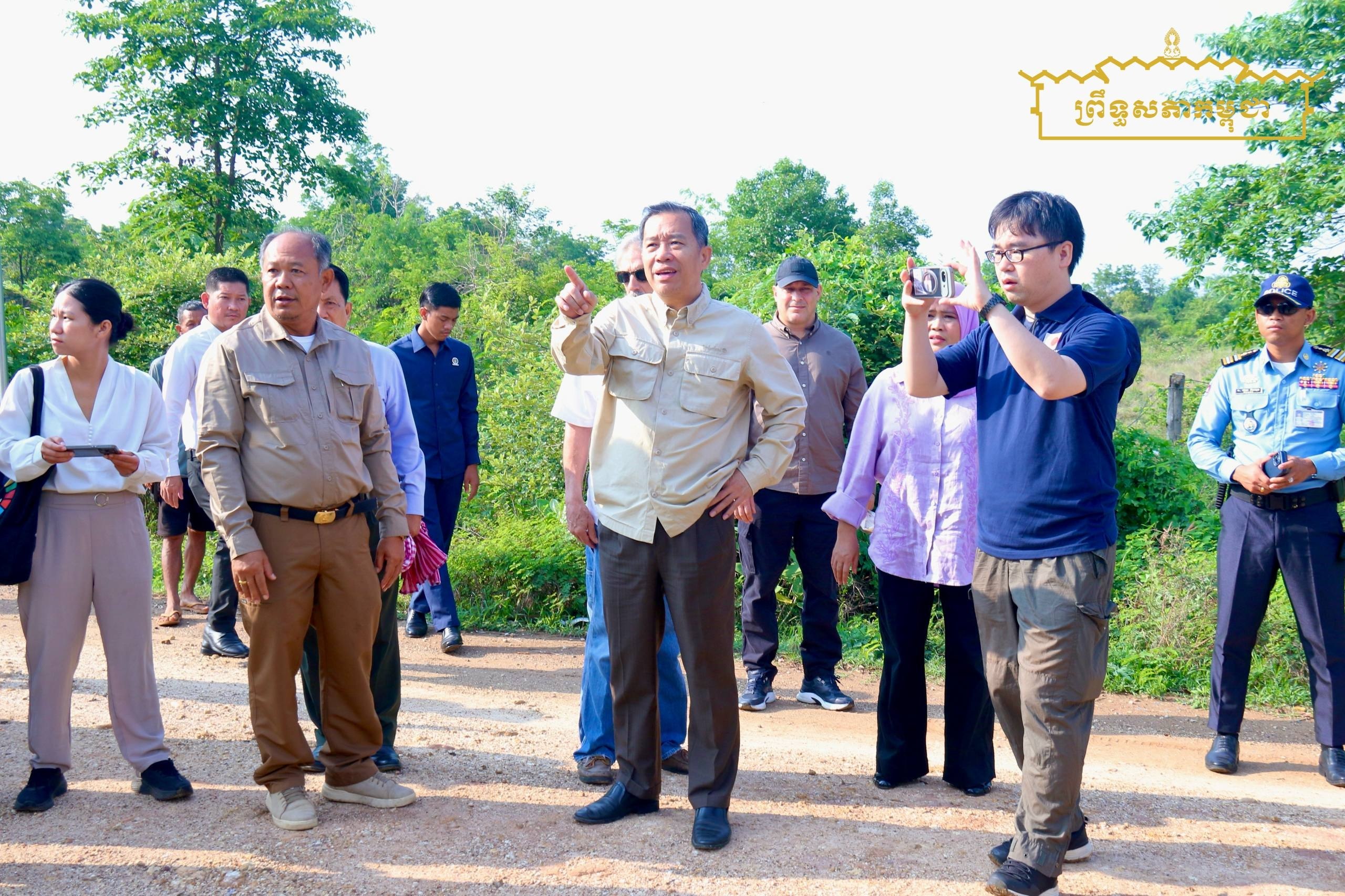 ឯកឧត្តមបណ្ឌិត ធន់ វឌ្ឍនា ដឹកនាំគណៈប្រតិភូជាតិ និងអន្តរជាតិ ចុះពិនិត្យស្ថានភាពការខូចខាត និងការរំលោភបំពាននៅតំបន់ព្រំដែនភូមិព្រៃចាន់