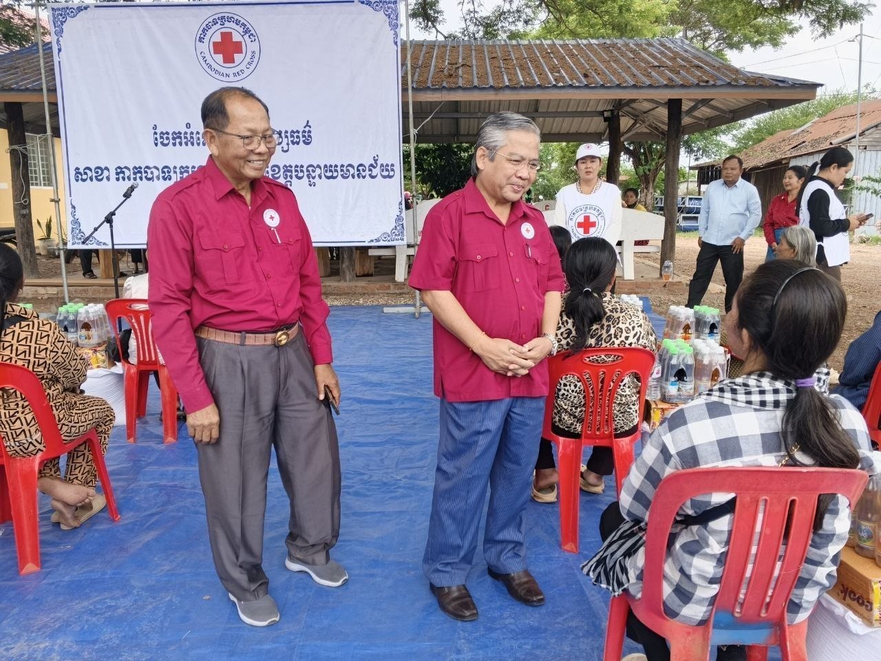 ឯកឧត្ដម ឈើយ ចាន់ណា អញ្ជើញចុះសួរសុខទុក្ខ និងចែកអំណោយជូនប្រជាពលរដ្ឋចំនួន២៥គ្រួសារ រងគ្រោះដោយខ្យល់ព្យុះកន្រ្តាក់ នៅខេត្តបន្ទាយមានជ័យ