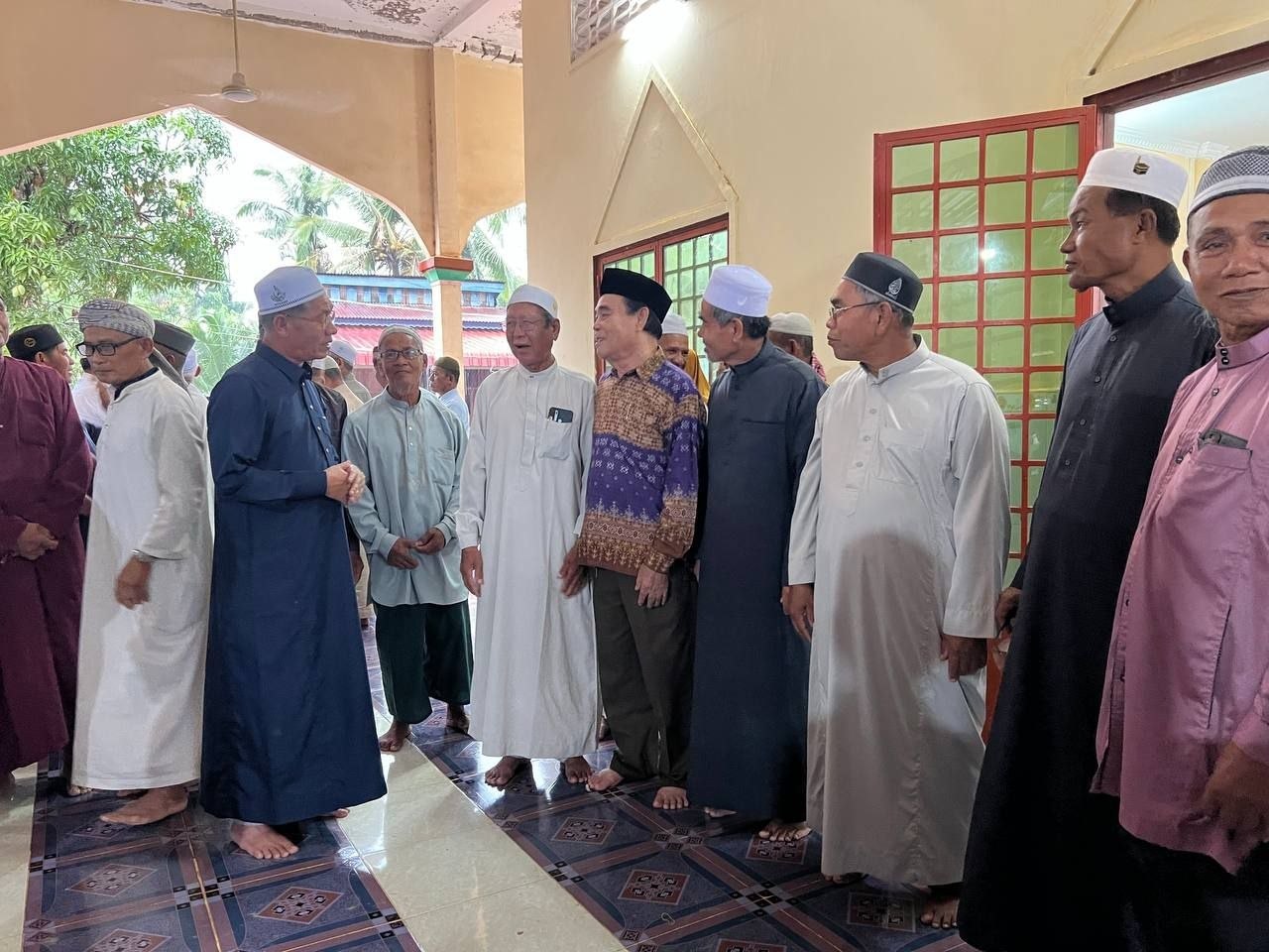 ឯកឧត្តម លី សារី​ អញ្ជើញជួបសំណេះសំណាលសួរសុខទុក្ខថ្នាក់ដឹកនាំខ្មែរអ៉ិស្លាម​ និងគោរពវិញ្ញាណក្ខន្ធសពអតីតថ្នាក់ដឹកនាំវិហារ​ នៅខេត្ត​កំពត​