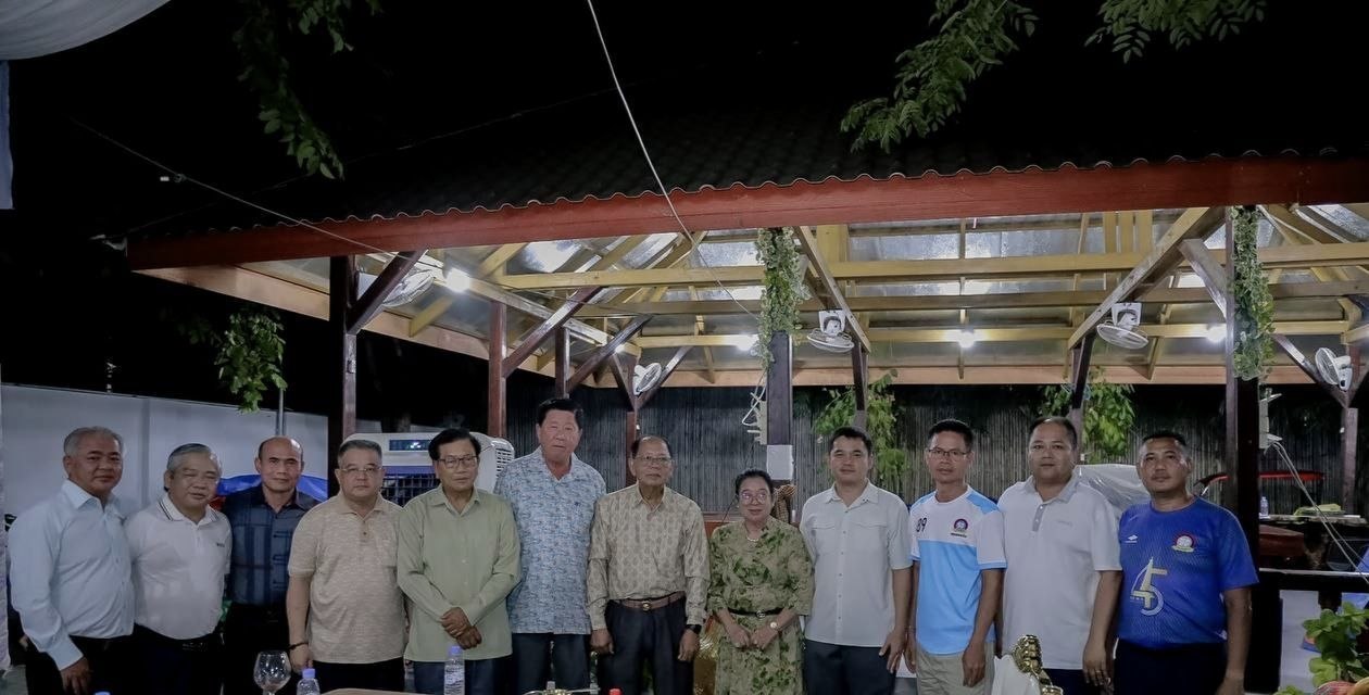 ឯកឧត្តម ឈើយ ចាន់ណា និងឯកឧត្ដម អន ស៊ុ អញ្ជើញចូលរួមលើកទឹកចិត្តក្នុងពិធីជួបជុំជាមួយ ឯកឧត្តម កែ សួន សុភាព ក្នុងការប្រកួតបាល់ទាត់មិត្តភាពរវាងក្រុមកីឡាករ ស.ស.យ.ក. ខេត្តបន្ទាយមានជ័យ និងក្រុមកីឡាបាល់ទាត់តារាកម្ពុជា(CFSS)