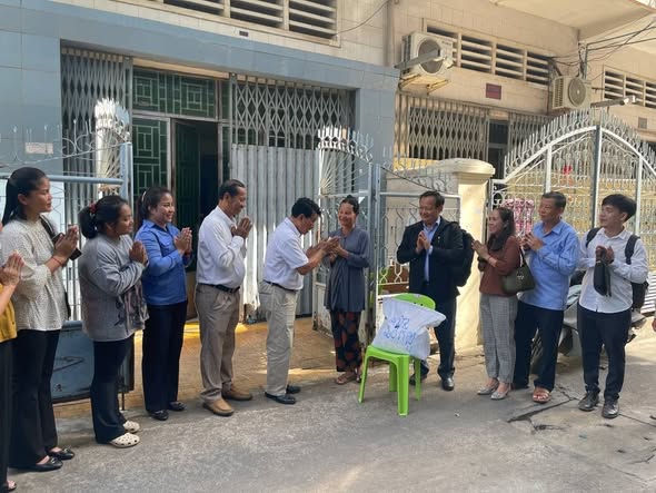 ឯកឧត្តម ម៉ាន់ ឈឿន អញ្ជើញចុះជួបសំណេះសំណាលជាមួយបងប្អូនប្រជាពលរដ្ឋ និងសួរសុខទុក្ខលោកតា លោកយាយចាស់ជរា នៅភូមិ១ ដល់ភូមិ៤ សង្កាត់ទឹកល្អក់ទី២ ខណ្ឌទួលគោក រាជធានីភ្នំពេញ