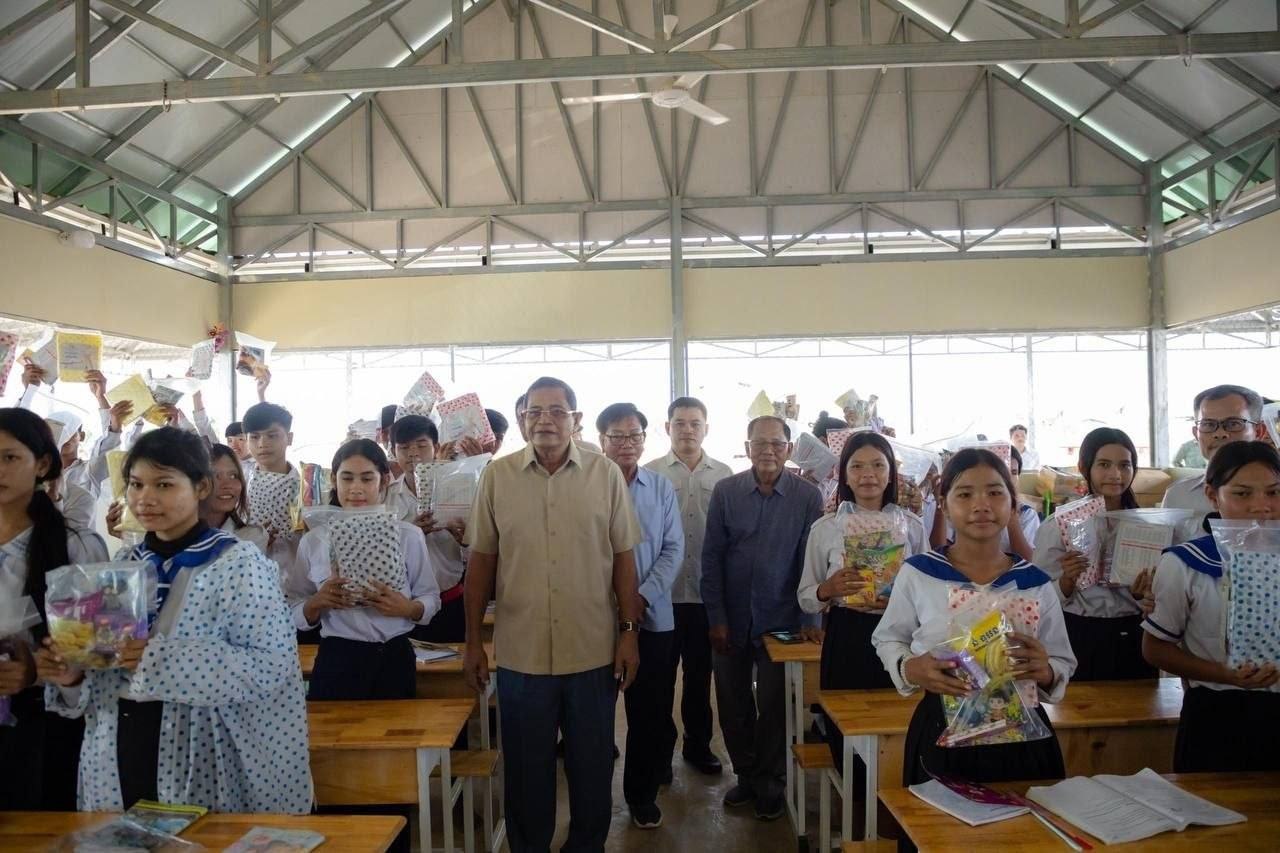 ឯកឧត្តម ឈើយ ចាន់ណា អញ្ជើញចូលរួមពិធីជួបសំណេះសំណាលសួរសុខទុក្ខ និងចែកអំណោយដល់លោកគ្រូ អ្នកគ្រូ និងសិស្សានុសិស្ស នៅទីតាំងសាលារៀនមណ្ឌលភៀសសឹកឃុំស្លក្រាម ស្រុកស្វាយចេក