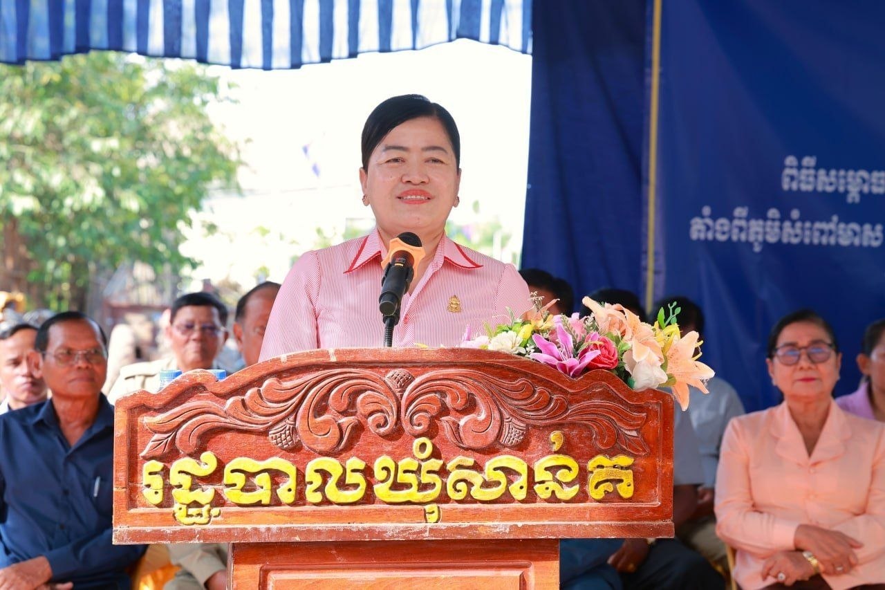 លោកជំទាវ ឃួន ឃុនឌី អញ្ជើញជាអធិបតីក្នុងពិធីសម្ពោធដាក់ឱ្យ​ប្រើប្រាស់ផ្លូវក្រាលកៅស៊ូ១ខ្សែ នៅឃុំសាន់គ ស្រុកកំពង់ស្វាយ ខេត្តកំពង់ធំ