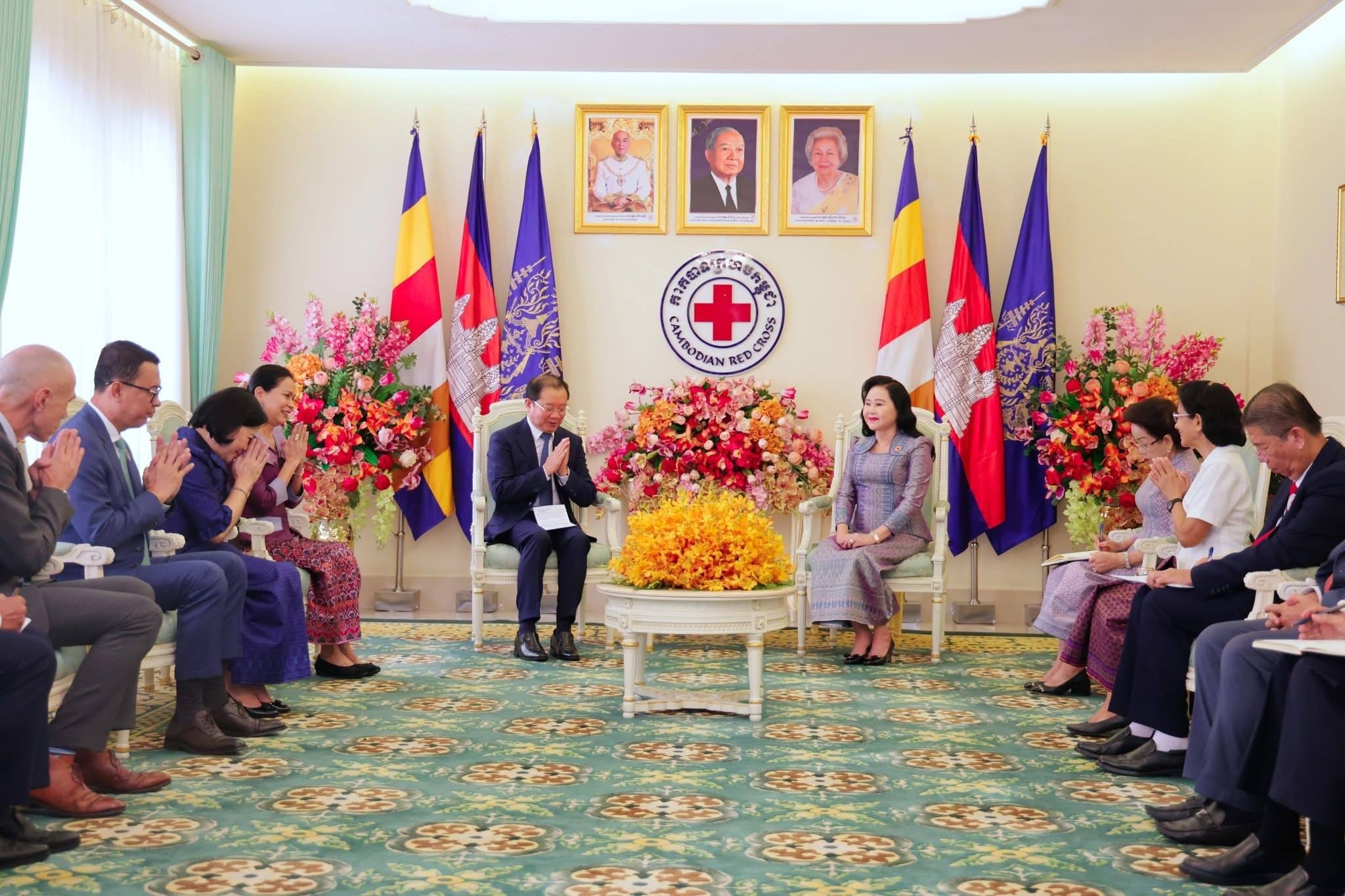 លោកជំទាវបណ្ឌិត អ៊ុក ម៉ាលី អញ្ជើញចូលរួមពិធីជួបសំណេះសំណាល និងប្រគល់ថវិកា ១លានដុល្លារ លើកទី៩ ជូនមូលនិធិគន្ធបុប្ផាកម្ពុជា