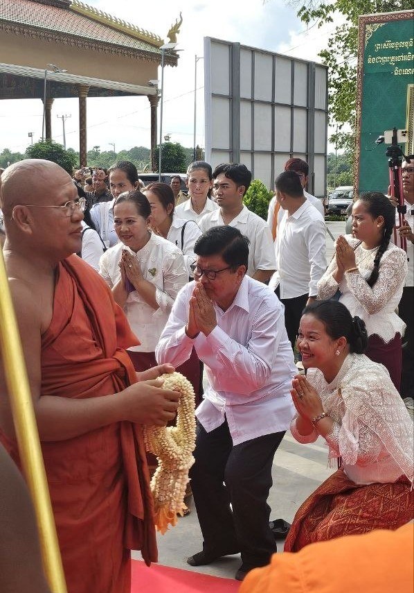 ឯកឧត្តម អ៊ឹង លាងហ៊ួ អញ្ជើញចូលរួមពិធីបុណ្យពុទ្ធាភិសេក ព្រះជីវ៍ធំក្នុងព្រះវិហារសិរីវិសុទ្ធរតនៈមង្គល វត្តសម្ដេច នន្ទ ង៉ែត សែនជ័យសត្ថារាម