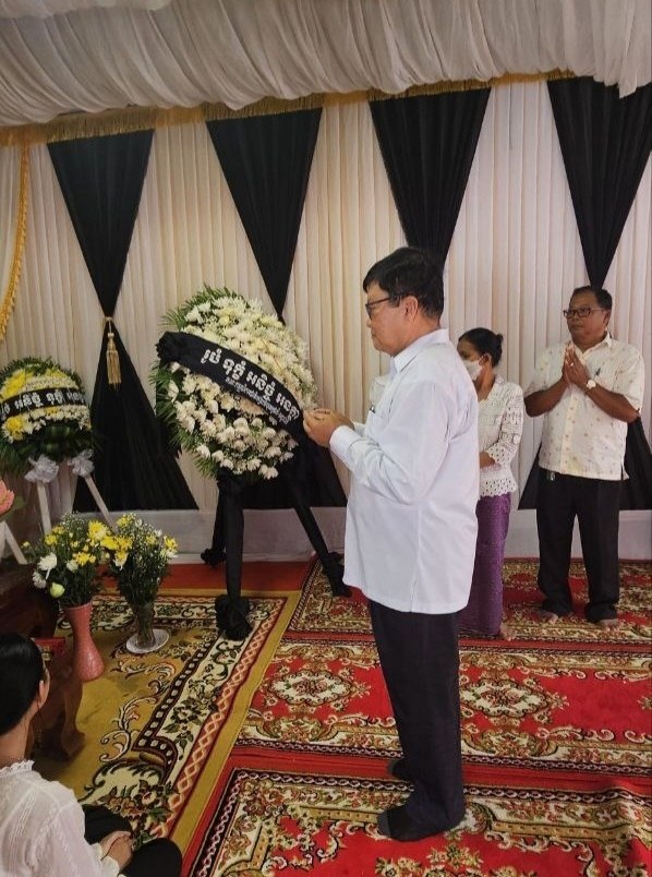 ឯកឧត្តម អុីង លាងហ៊ួ អញ្ជើញគោរពវិញ្ញាណក្ខន្ធសព លោក ប៊ុន សុផាន មេឃុំផ្សារ ស្រុកបរិបូណ៌ ខេត្តកំពង់ឆ្នាំង