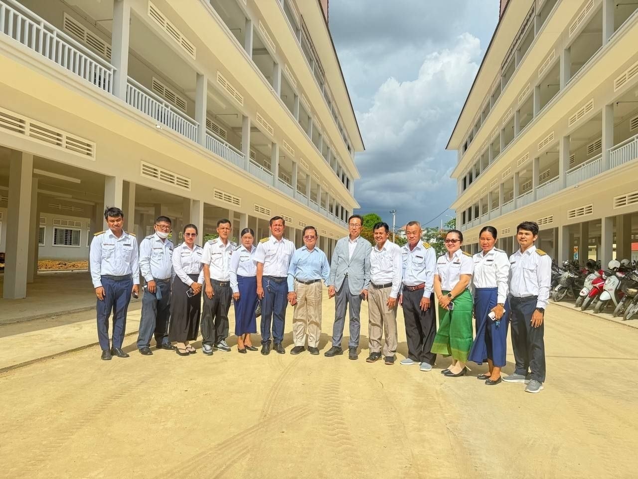 ឯកឧត្តមបណ្ឌិត អ៊ុក គង់ អញ្ជើញជួបសំណេះសំណាលជាមួយលោកនាយក  លោកគ្រូ អ្នកគ្រូ សិស្សានុសិស្ស នៃវិទ្យាល័យ នេត យ៉ង់ ក្រុងបាត់ដំបង