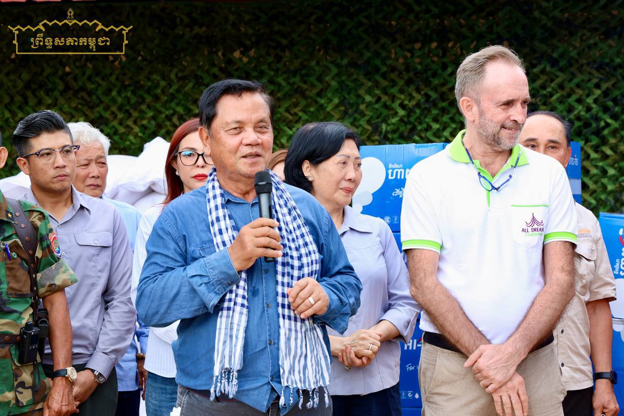 ឯកឧត្តម អ៊ុច បូររិទ្ធ អញ្ជើញប្រគល់អណ្ដូងទឹក និងអំណោយជូនវីរកងទ័ពជួរមុខនៅភូមិភាគវាលវែង ខេត្តពោធិ៍សាត់