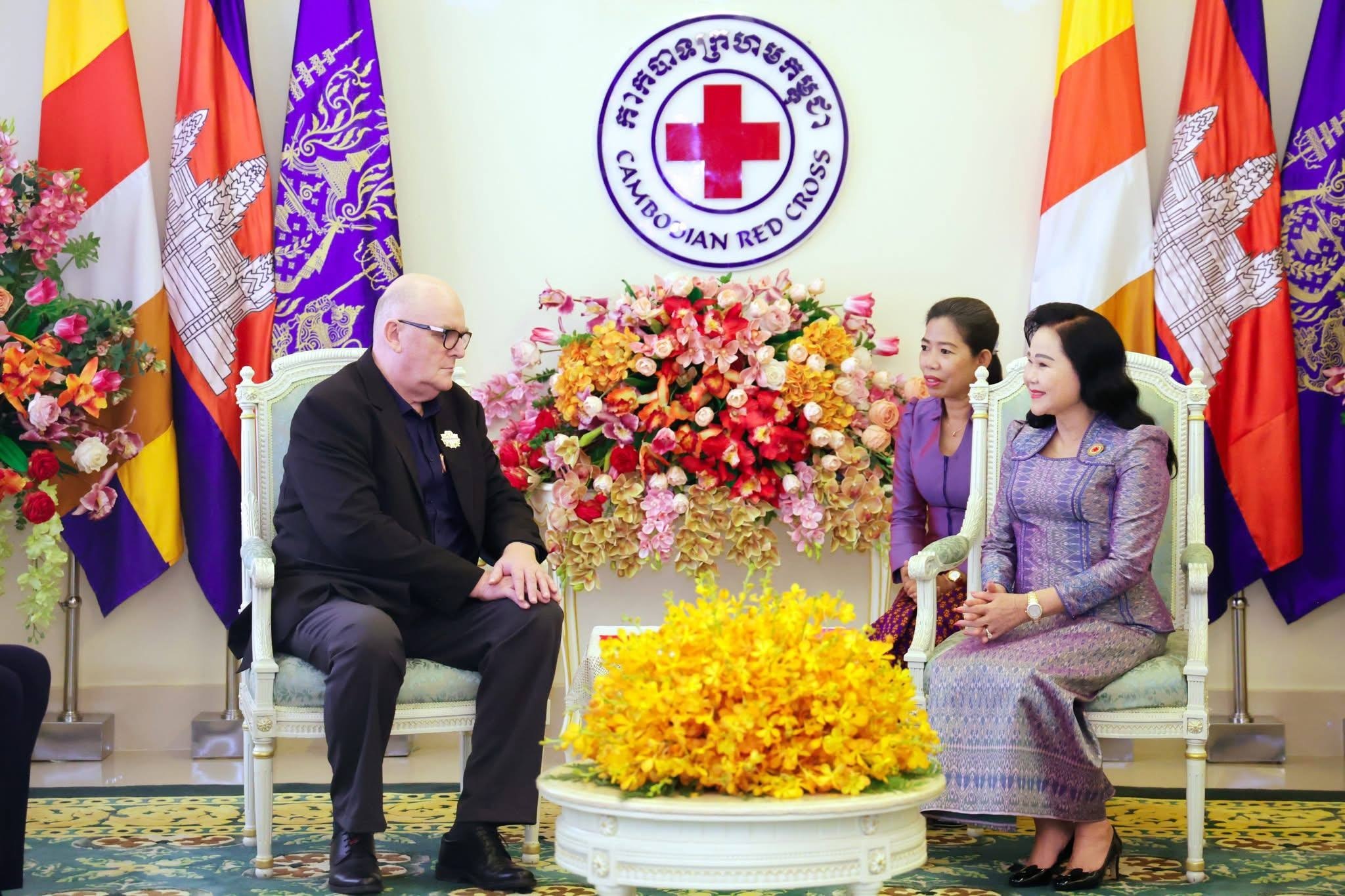 លោកជំទាវបណ្ឌិត អ៊ុក ម៉ាលី អញ្ជើញចូលរួមពិធីជួបសំណេះសំណាល និងទទួលអំណោយលើកទី១០ ពីក្រុមហ៊ុន ហ្គេនប៊ឺក(GANZBERG)