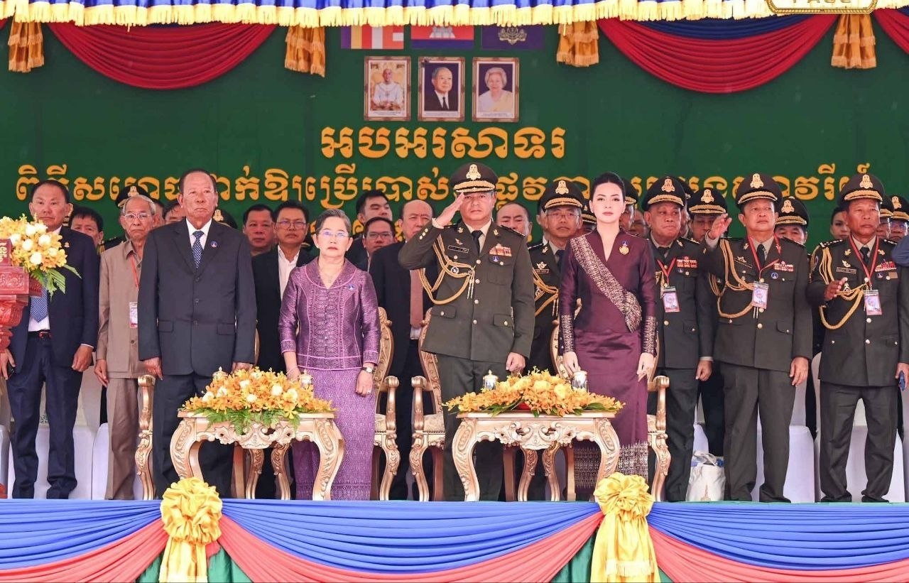 ឯកឧត្តម អាយ ខន និងឯកឧត្តម លី យ៉ុងផាត់​ អញ្ជើញជាកិត្តិយសក្នុងពិធីសម្ពោធដាក់ឱ្យប្រើប្រាស់ជាផ្លូវការ ស្តូបអនុស្សាវរីយ៍នយោបាយឈ្នះ ឈ្នះ កោះកុង