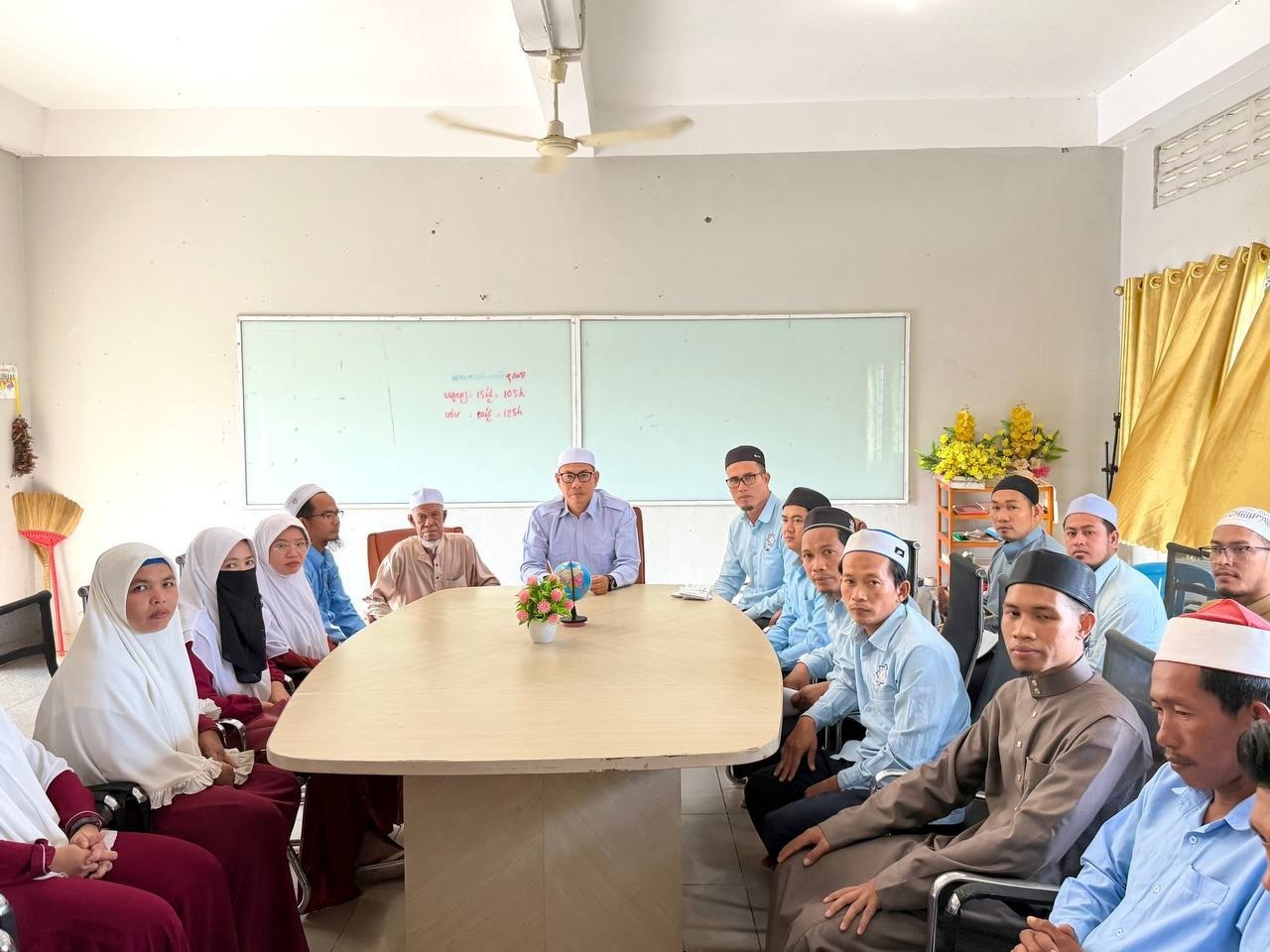 ឯកឧត្តម ស្លេះ ពុនយ៉ាម៉ីន អញ្ជើញចុះជួបសំណេះសំណាលជាមួយលោកគ្រូ អ្នកគ្រូខ្មែអ៉ិស្លាមនៃអនុវិទ្យាល័យ សម្តេចតេជោ ហ៊ុនសែន នៀកម៉ះ