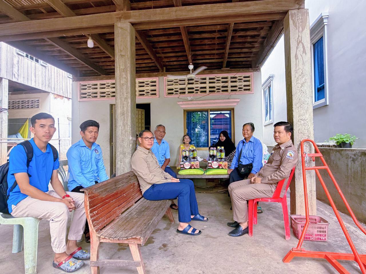 ឯកឧត្តម ស្លេះ ពុនយ៉ាម៉ីន ចុះសួរសុខទុក្ខប្រជាពលរដ្ឋមានការខ្វះខាតចំនួនពីរគ្រួសារ ក្នុងភូមិរកាលើ សង្កាត់សំបួរមាស ក្រុងកំពង់ចាម