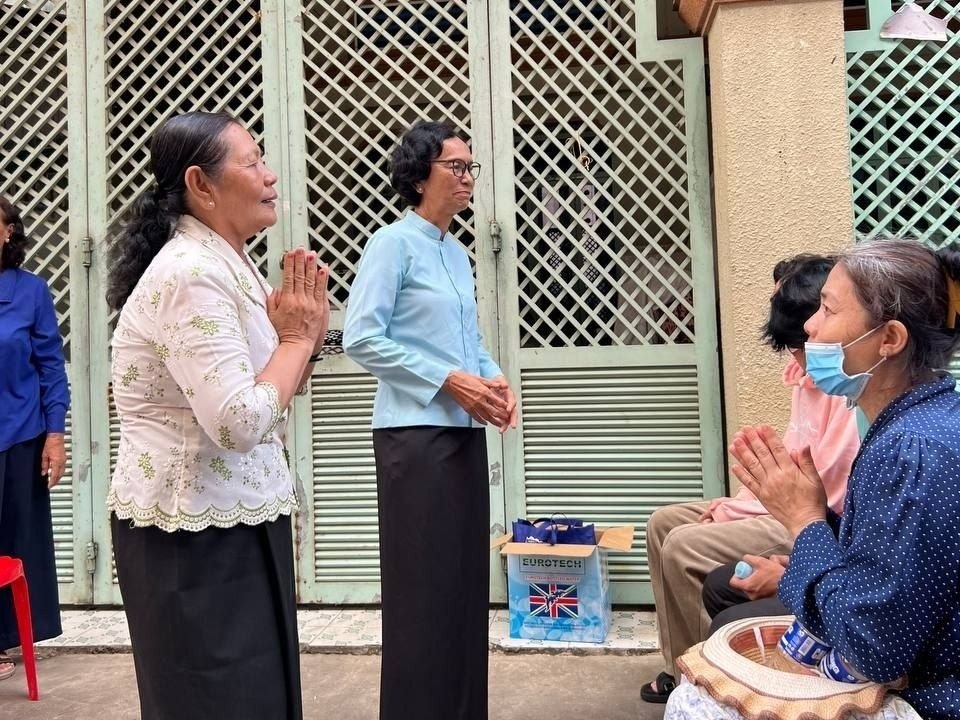 លោកជំទាវ មុំ សណ្តាប់ អញ្ជើញជួបសំណេះសំណាល និងសួរសុខទុក្ខជាមួយចលនានារី ក្នុងសង្កាត់ផ្សារដើមថ្កូវ ខណ្ឌចំការមន រាជធានីភ្នំពេញ