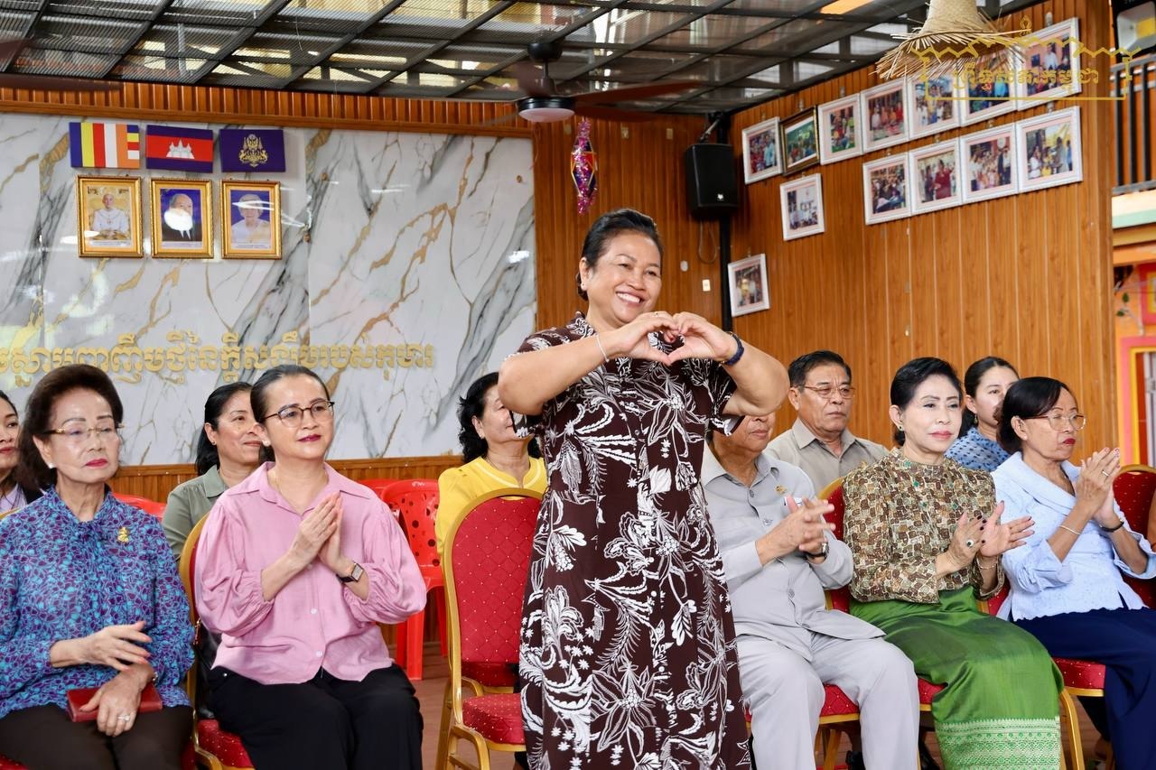 ព្រឹទ្ធសភាចែករំលែកក្តីស្រឡាញ់ដល់កុមារកំព្រា ១៣៥នាក់ នៅស្រុកកណ្តាលស្ទឹង ក្នុងឱកាសទិវាកុមារអន្តរជាតិ