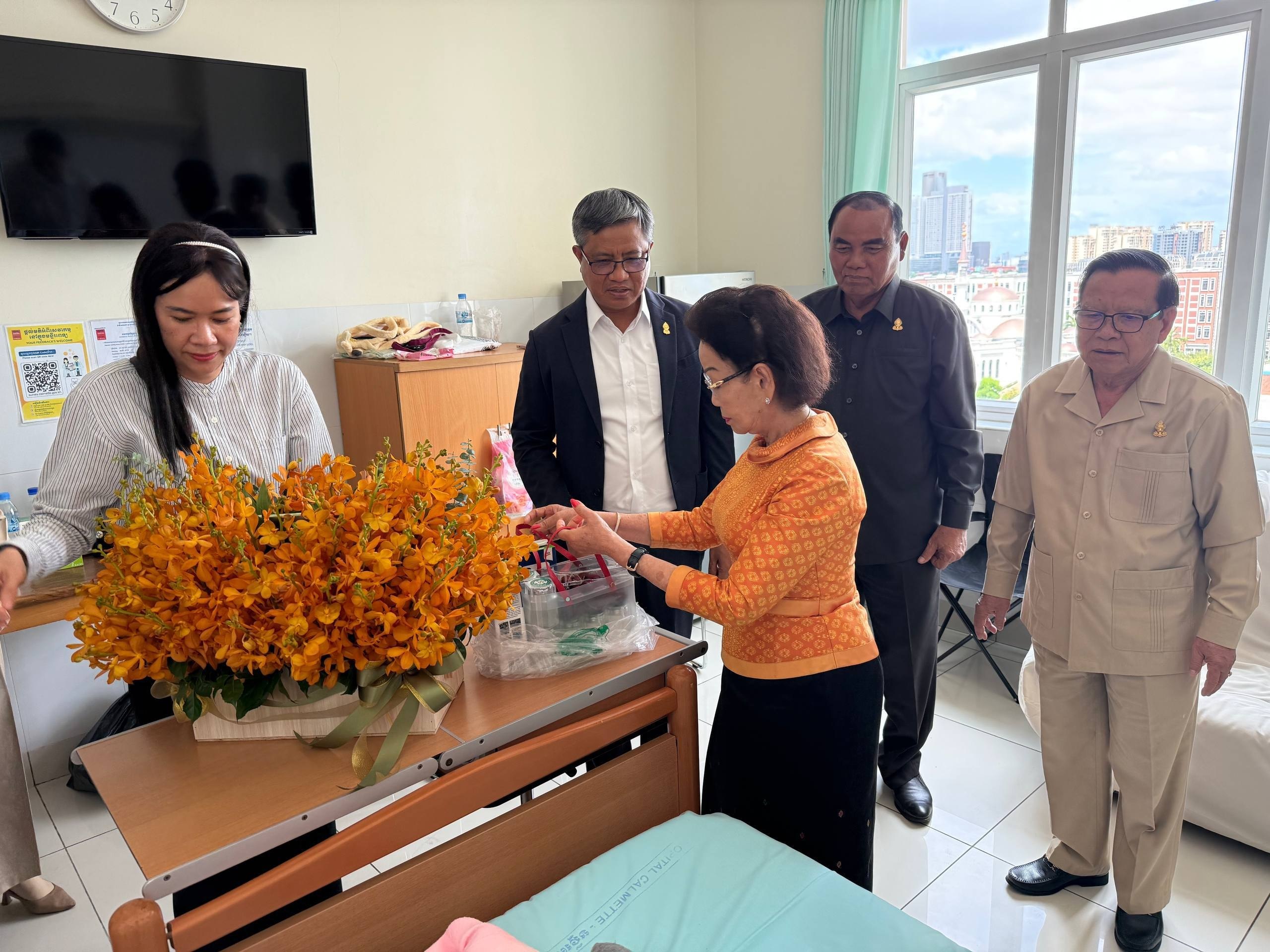 ឯកឧត្តម យស ផានីត្តា ដឹកនាំសមាជិក សមាជិកាគណៈកម្មការទី២ព្រឹទ្ធសភា អញ្ជើញ​សួរសុខទុក្ខភរិយារបស់ឯកឧត្តម ញ៉ូវ សុង