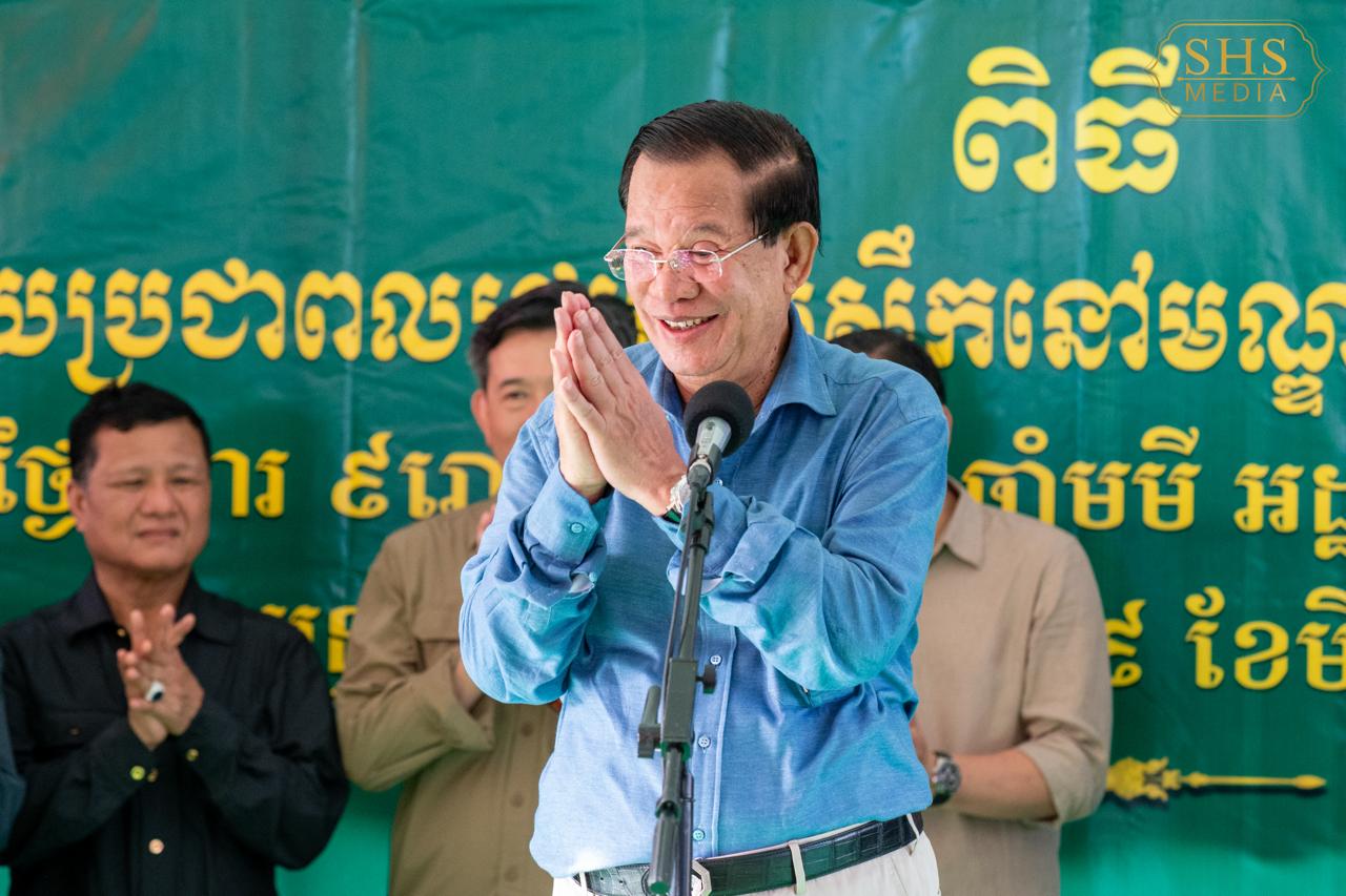សម្តេចតេជោ ហ៊ុន សែន អញ្ជើញចុះសួរសុខទុក្ខ និងជួបសំណេះសំណាលជាមួយប្រជាពលរដ្ឋភៀសសឹកនៅមណ្ឌលបណ្តោះអាសន្ន ខេត្តបន្ទាយមានជ័យ