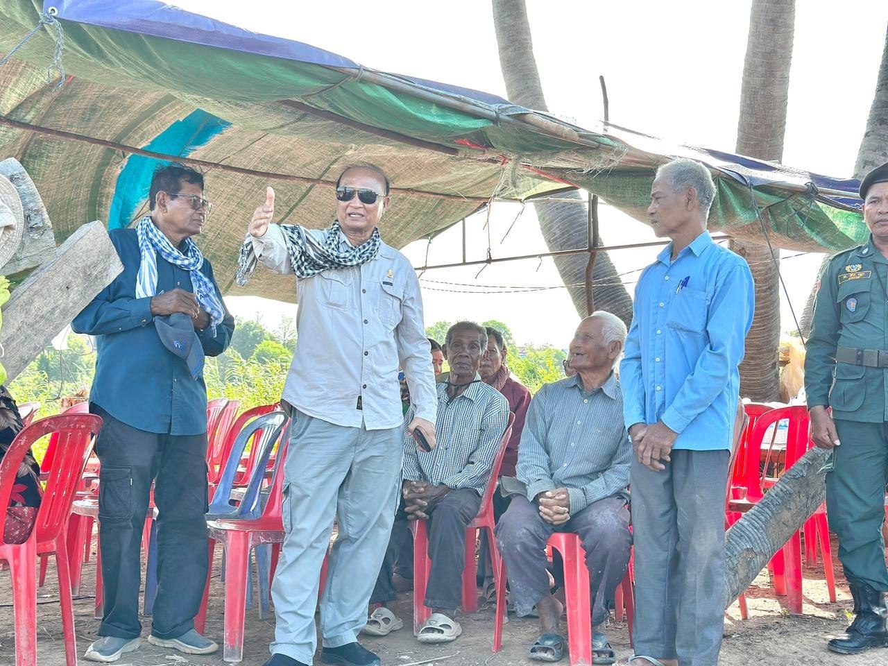 ឯកឧត្ដម សាយ បូរិន និងលោកជំទាវ អញ្ជើញចុះពិនិត្យការដ្ឋានសាងសង់ស្ពានបេតុង និងនាំយកសម្ភារៈសំណង់ ព្រមទាំងថវិកាឧបត្ថម្ភជូនបងប្អូនប្រជាពលរដ្ឋនៅខេត្តកំពង់ឆ្នាំង