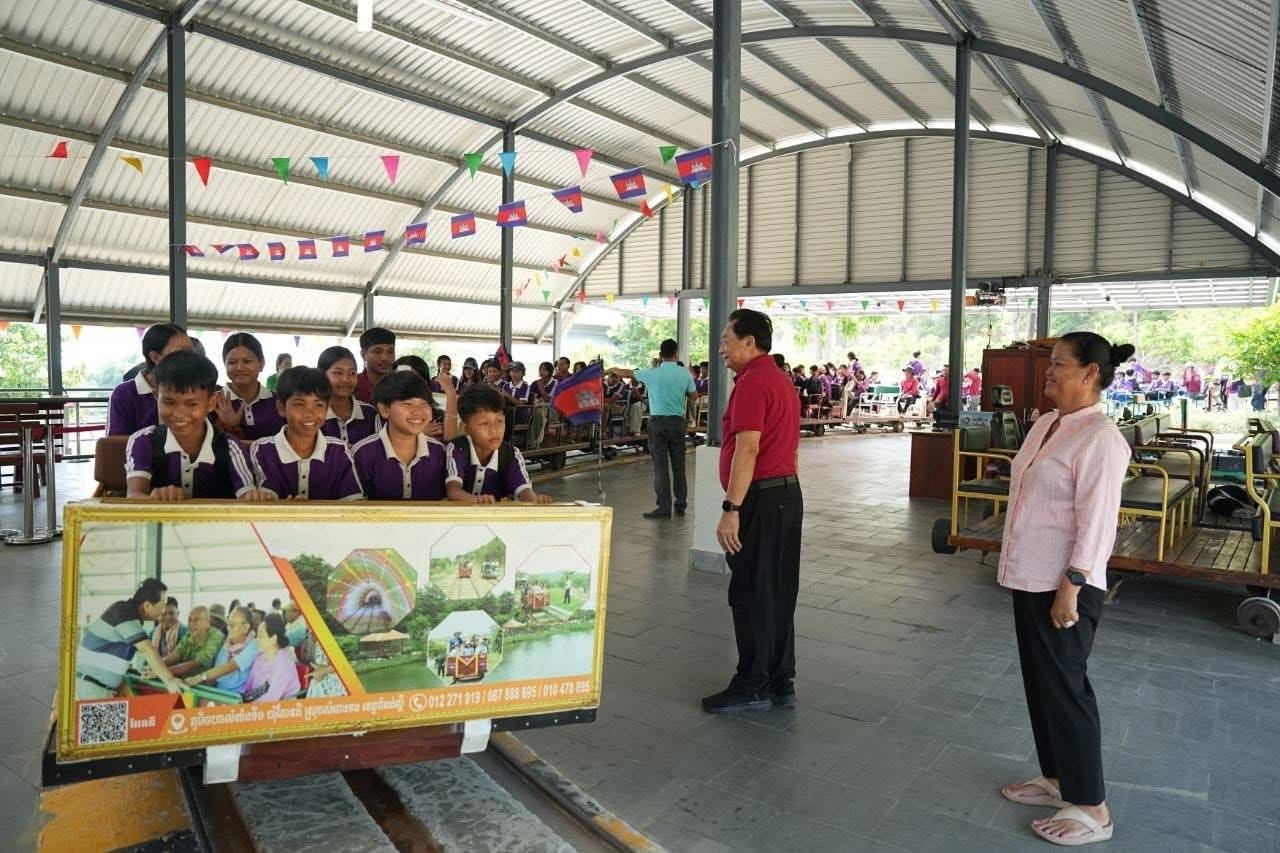 ឯកឧត្តមបណ្ឌិត​ ម៉ុង​ ឫទ្ធី និងលោកជំទាវ​ អញ្ជេីញទទួលដំណេីរទស្សនកិច្ចរបស់​លោកគ្រូ​ អ្នក​គ្រូ​ សិស្សានុសិស្ស​មកពីអនុ​វិទ្យាល័យស្វាយរលំ ខេត្តកណ្តាល​