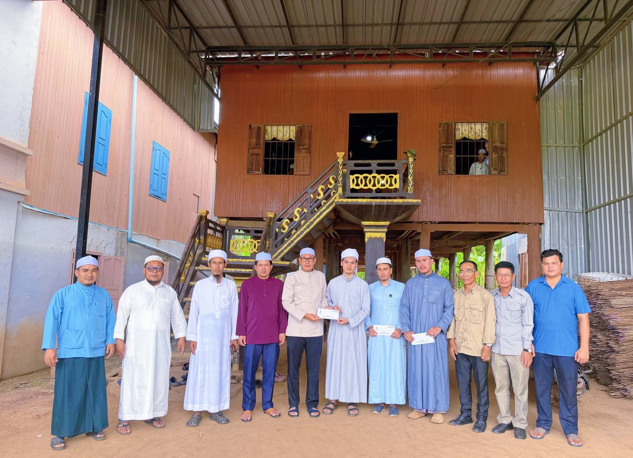 ឯកឧត្តម ស្លេះ ពុនយ៉ាម៉ីន អញ្ជើញចុះជួបសួរសុខទុក្ខ និងឧបត្ថម្ភថវិកាដល់និស្សិតដែលមកពីគ្រួសារមានជីវភាពខ្វះខាត នៅឃុំបឹងប្រួល ស្រុកត្បូងឃ្មុំ