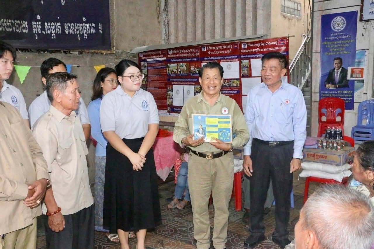 ឯកឧត្តម ម៉ាន់ ឈឿន ចុះជួបសួរសុខទុក្ខផ្ទាល់ និងនាំយកអំណោយជូនក្រុមគ្រួសារវីរកងទ័ពជួរមុខចំនួន១១គ្រួសារ
