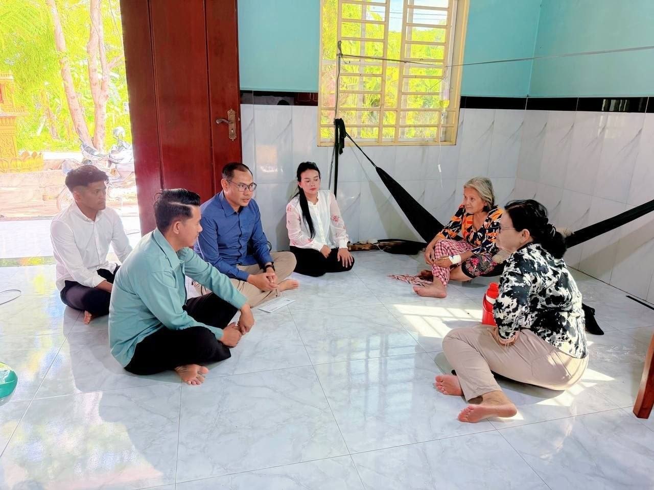 ឯកឧត្តម ស្លេះ ពុនយ៉ាមុីន អញ្ជើញដឹកនាំក្រុមការងារចុះសួរសុខទុក្ខអ៊ំស្រីមេភូមិរកាក្រោម