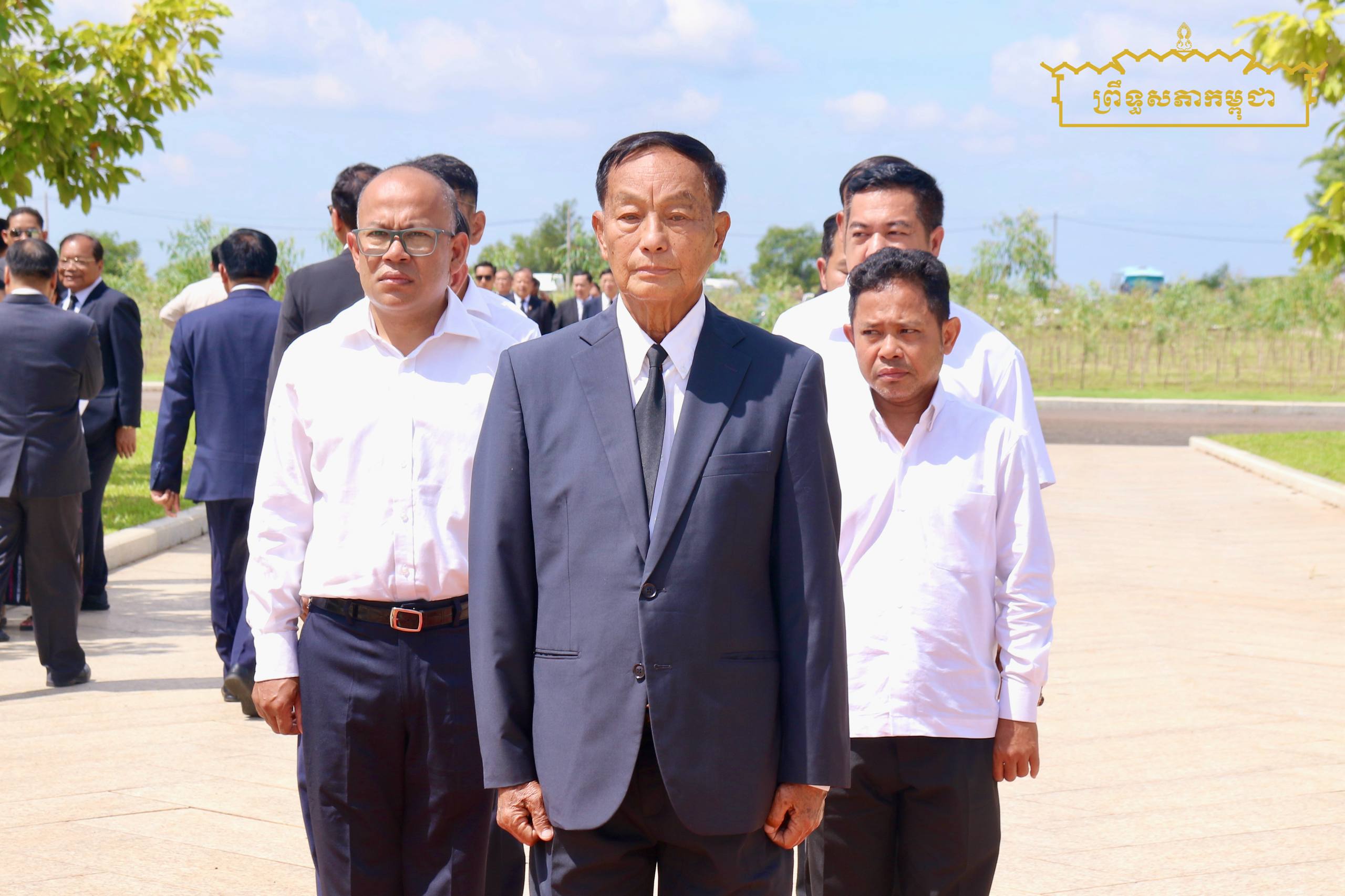 គណៈប្រតិភូអគ្គលេខាធិការដ្ឋានព្រឹទ្ធសភា អញ្ជើញដាក់កម្រងផ្កាគោរពវិញ្ញណក្ខន្ធវីរយុទ្ធជន វីរយុទ្ធនារី និងប្រជាជនកម្ពុជា ដែលបានពលីក្នុងរបបប្រល័យពូជសាសន៍ ប៉ុល ពត