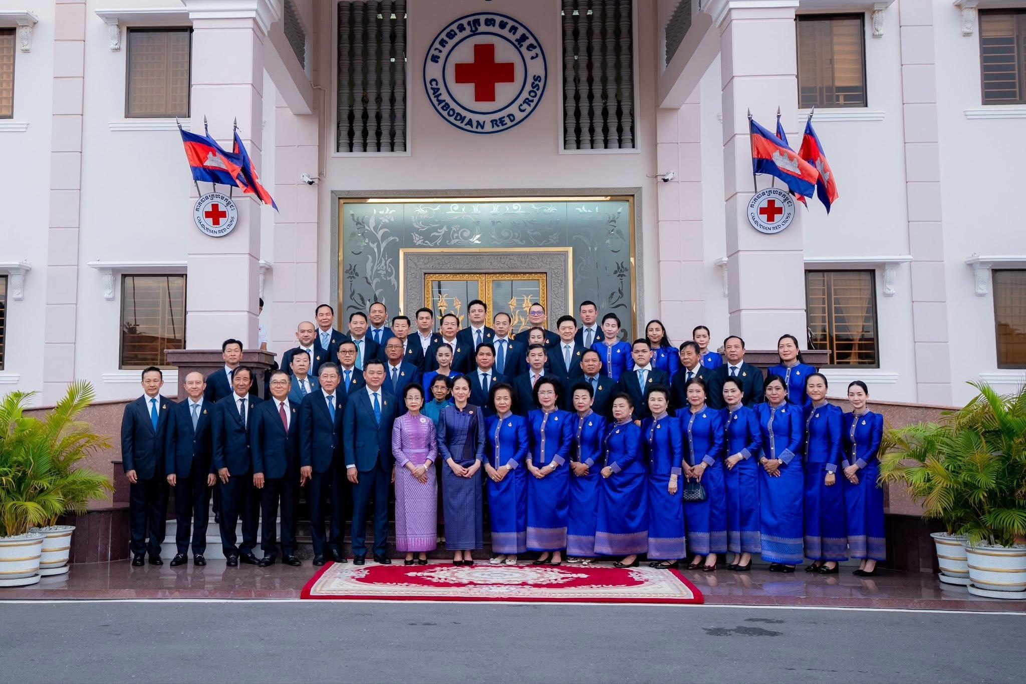 លោកជំទាវ​បណ្ឌិត​ អ៊ុក​ ម៉ាលី អញ្ជេីញចូលរួមក្នុងពិធីសំណេះសំណាល​ និងប្រគល់-ទទួលថវិកាពីថ្នាក់ដឹកនាំ និងសមាជិកសមាជិកានៃសមាគមឧកញ៉ាកម្ពុជាជូនកាកបាទក្រហមកម្ពុជា