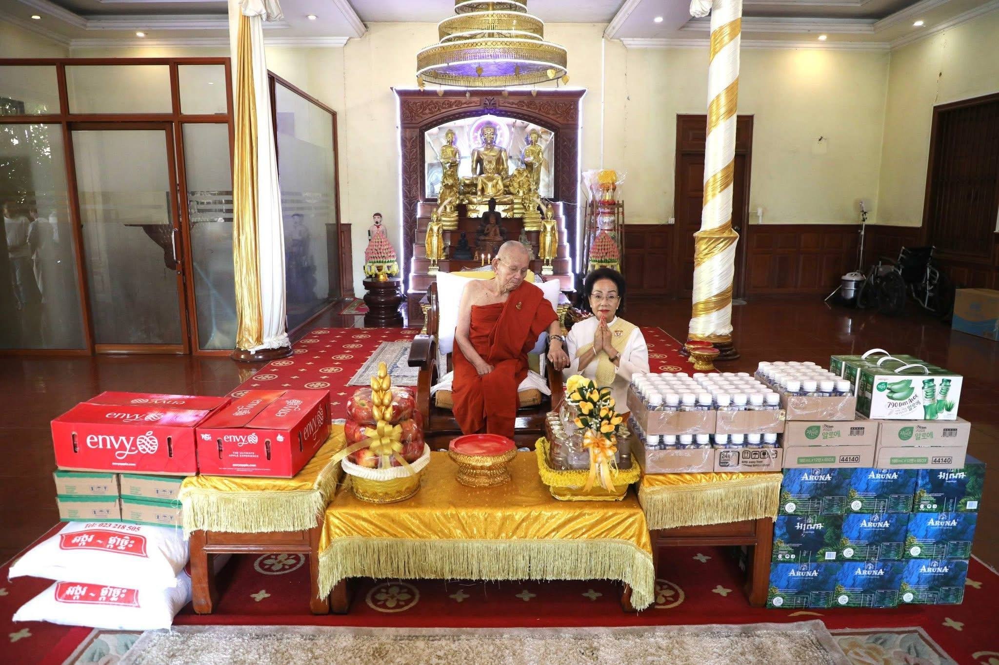 លោកជំទាវបណ្ឌិត​ អ៊ុក​ ម៉ាលី តំណាងដ៏ខ្ពង់ខ្ពស់សម្ដេចកិត្តិព្រឹទ្ធបណ្ឌិត អញ្ជេីញនាំយកទេយ្យវត្ថុ និងបច្ច័យទៅថ្វាយប្រគេន សម្ដេចព្រះអគ្គមហាសង្ឃរាជាធិបតី កិត្តិឧទ្ទេសបណ្ឌិត នន្ទ ង៉ែត