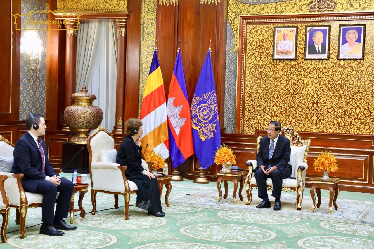 សម្តេចតេជោ ហ៊ុន សែន អនុញ្ញាតឱ្យ ឯកអគ្គរដ្ឋទូតកូឡុំប៊ីប្រចាំកម្ពុជា ចូលជូនសារតាំង និងសម្តែងការគួរសម