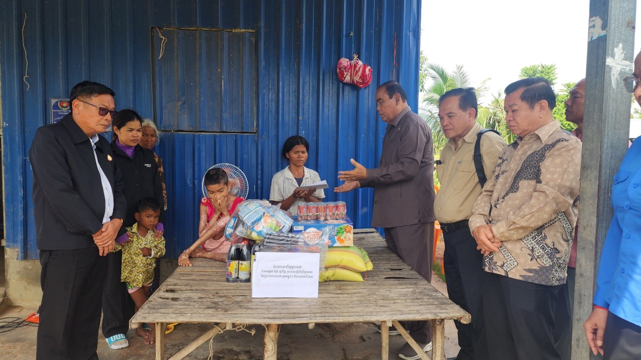 កុមារីអភ័ព្វមានជំងឺសើស្បែកពីកំណើត រស់នៅស្រុកត្រាំកក់ ខេត្តតាកែវ បានទទួលអំណោយដ៏ថ្លៃថ្លារបស់ឯកឧត្តម អ៊ុច បូររិទ្ធ ប្រធានស្តីទីព្រឹទ្ធសភា និងលោកជំទាវ តាមរយៈក្រុមសមាជិកព្រឹទ្ធសភាប្រចាំភូមិភាគទី៥ និងទីប្រឹក្សាឯកឧត្តមប្រធានស្តីទីព្រឹទ្ធសភា