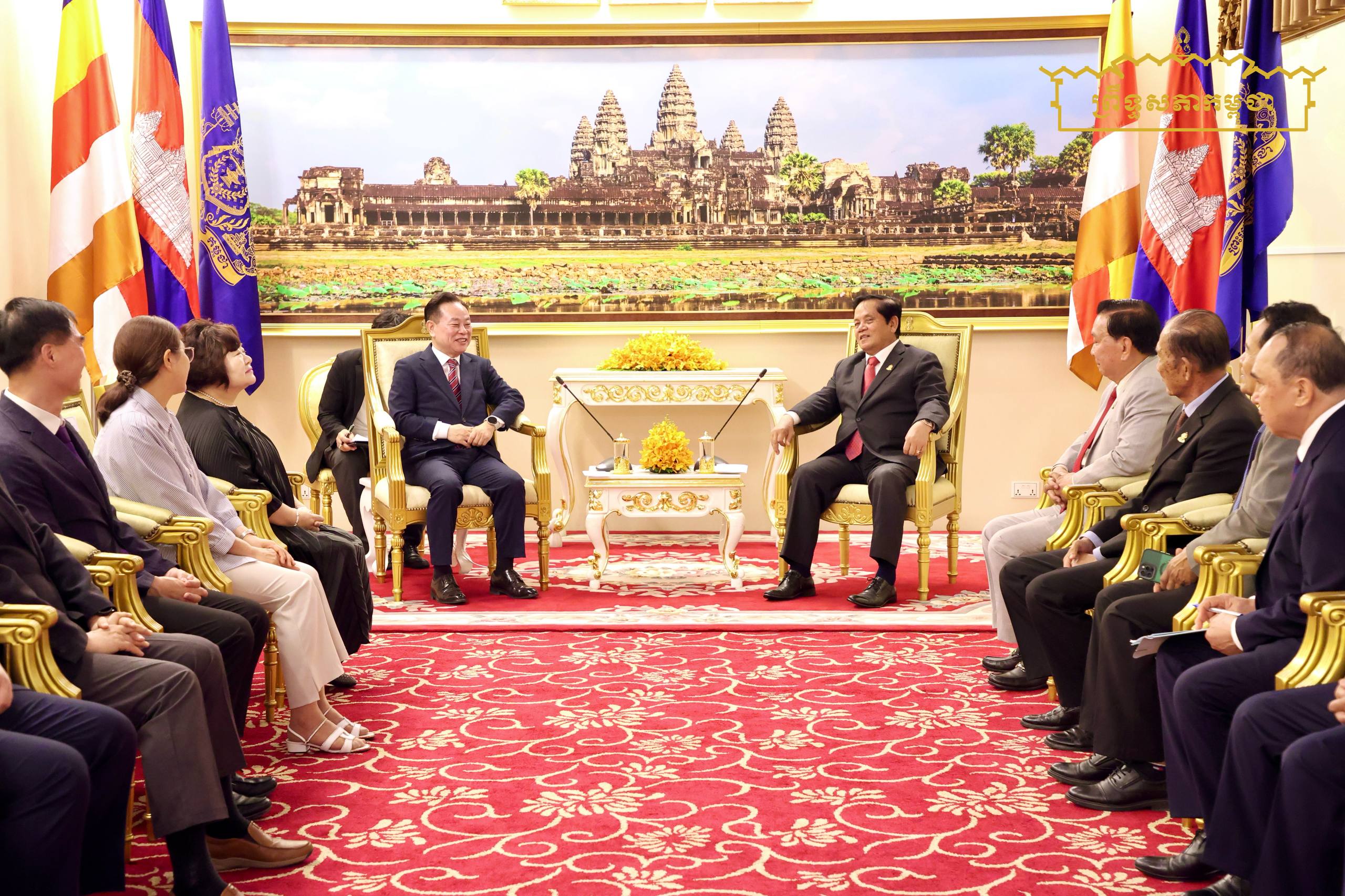 ឯកឧត្តមប្រធានស្តីទីព្រឹទ្ធសភា អនុញ្ញាតឱ្យគណៈប្រតិភូមូលនិធិចែករំលែកសង្គ្រោះជីវិតសកលនៃសាធារណរដ្ឋកូរ៉េ ចូលជួបសម្តែងការគួរសម និងបំពាក់គ្រឿងឥស្សរិយយស