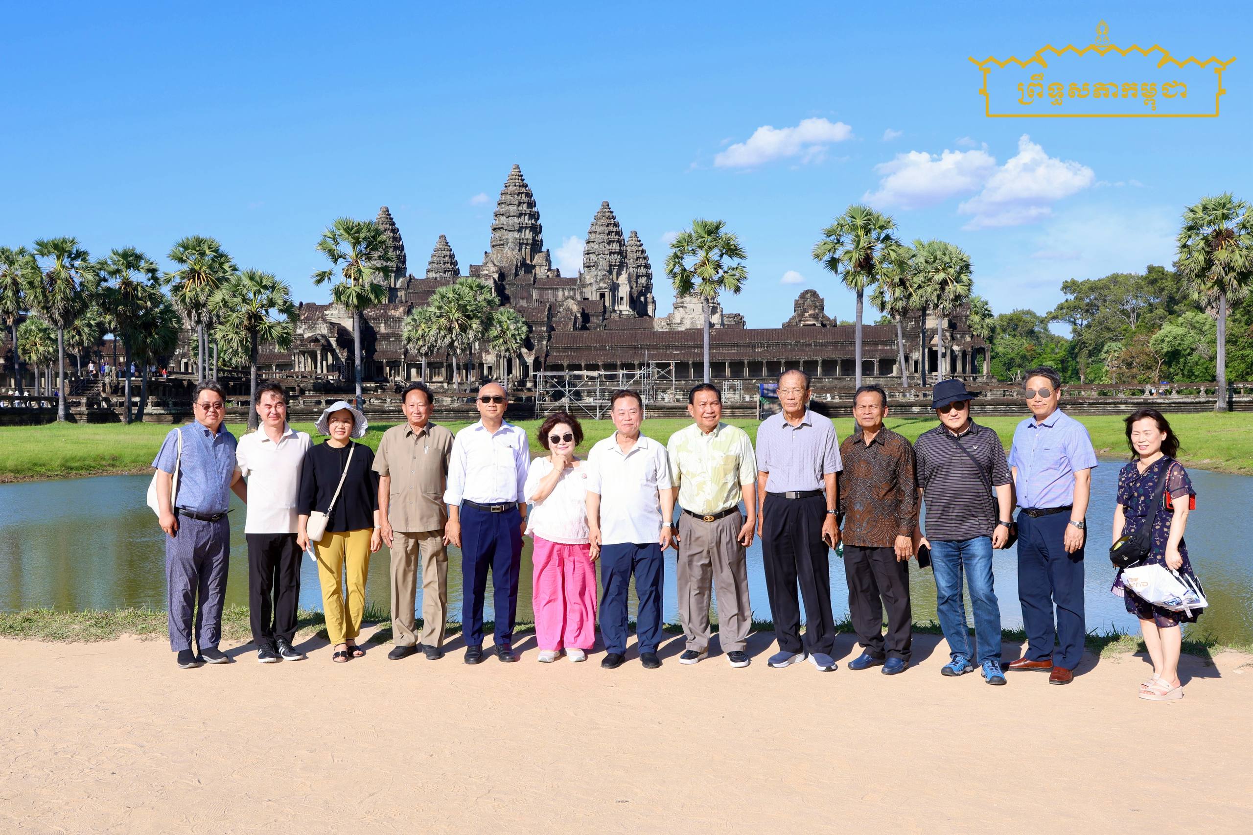 គណៈប្រតិភូគណៈកម្មការទី១០ព្រឹទ្ធសភា និងមូលនិធិចែករំលែកសង្គ្រោះជីវិតសកល អញ្ជើញទស្សនាប្រាសាទអង្គរវត្ត