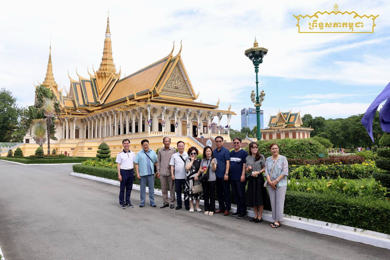 ឯកឧត្តម ស៊ាក ឡេង និងគណៈប្រតិភូមូលនិធិចែករំលែកសង្រ្គោះជីវិតសកល នៃសាធារណរដ្ឋកូរ៉េ អញ្ជើញទស្សនាព្រះបរមរាជវាំង និងសារមន្ទីរជាតិ