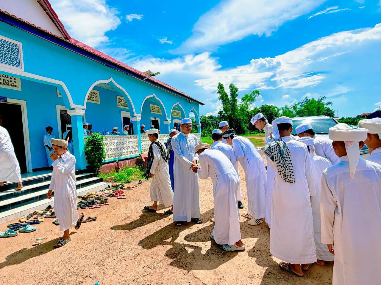 ឯកឧត្តម ស្លេះ ពុនយ៉ាម៉ីន អញ្ជើញចុះជួបសំណេះសំណាលជាមួយនឹងសិស្សានុសិស្ស ព្រមទាំងលោកគ្រូៗ នៃសាលាតះហ្វីស្សដារ៉ូលហ្វូរកោន នៅខេត្តត្បូងឃ្មុំ