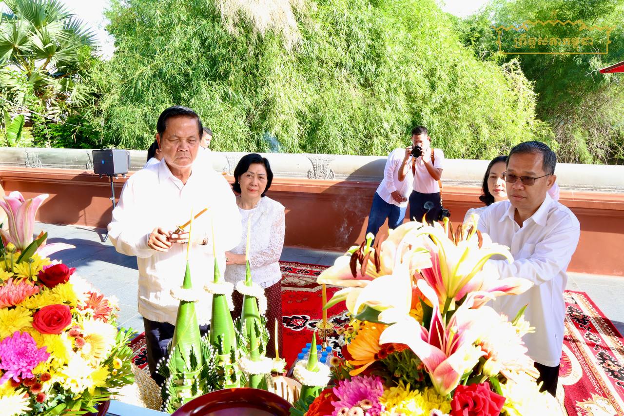 ឯកឧត្តម អ៊ុច បូររិទ្ធ ដឹកនាំប្រតិភូប្រគេនទៀនព្រះវស្សា និងទេយ្យវត្ថុនៅវត្ត «ចន្ទប្បជោត្តនារាម» ខេត្តកំពង់ឆ្នាំង និងនាំយកគ្រឿងចក្រសម្រាប់កសាងហេដ្ឋារចនាសម្ព័ន្ធ ប្រគល់ជូនវីរយុទ្ធកម្ពុជា