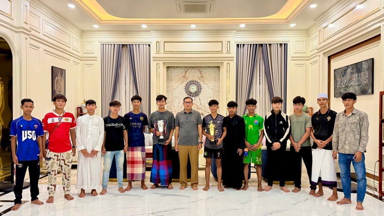 ឯកឧត្តម ស្លេះ ពុនយ៉ាមុីន អនុញ្ញាតឱ្យក្រុមយុវជនបាល់ទាត់U17 ភូមិរកា ចូលជួបសម្តែងការគួរសម និងប្រគល់ជូ​នពានរង្វាន់របស់ក្រុម