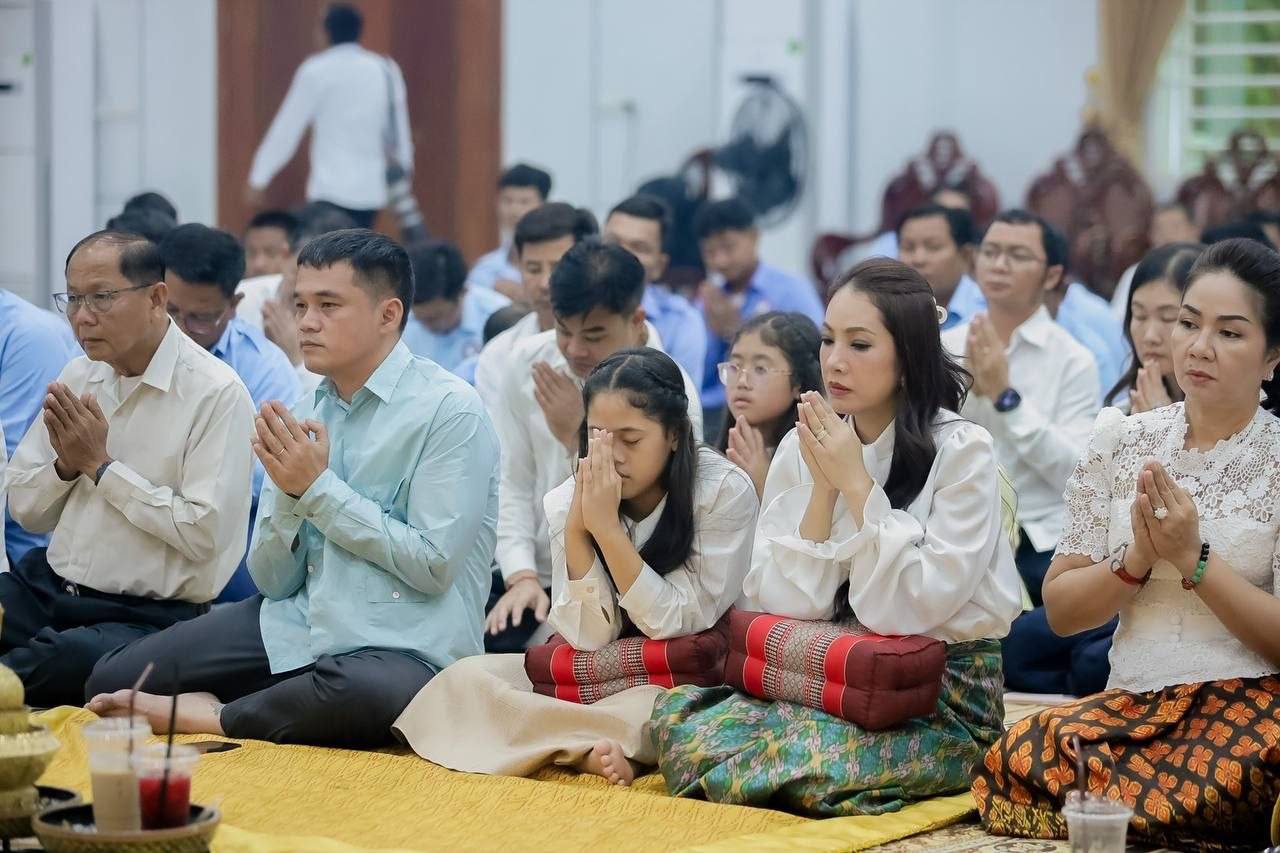 ឯកឧត្ដម ឈើយ ចាន់ណា អញ្ជើញជាកិត្តិយសចូលរួមពិធីសូត្រមន្តសុំសិរីសួស្ដីក្នុងការរៀបចំឡើងអគារថ្នីរបស់សហភាពសហព័ន្ធយុវជនកម្ពុជា ខេត្តបន្ទាយមានជ័យ