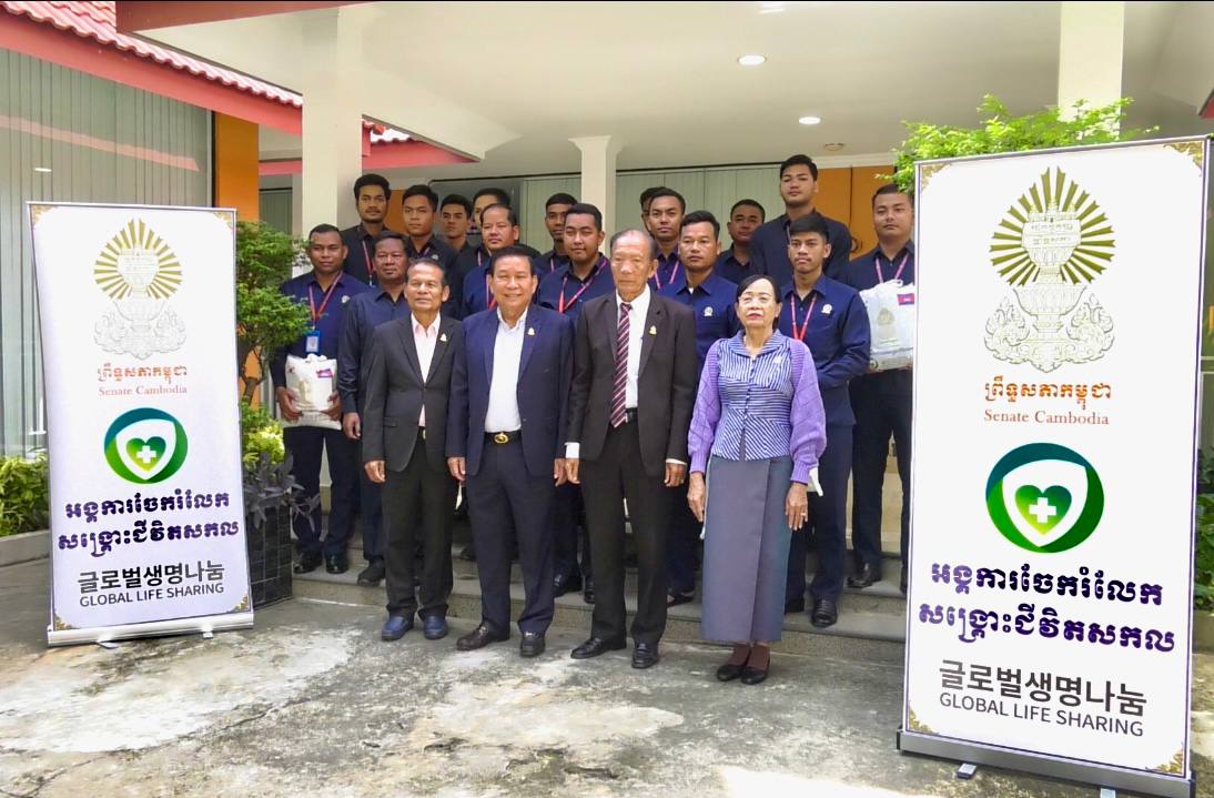 គណៈកម្មការទី១០ព្រឹទ្ធសភា នាំយកអំណោយមនុស្សធម៌ចែកជូនក្រុមសន្តិសុខប្រចាំការនៅព្រឹទ្ធសភា