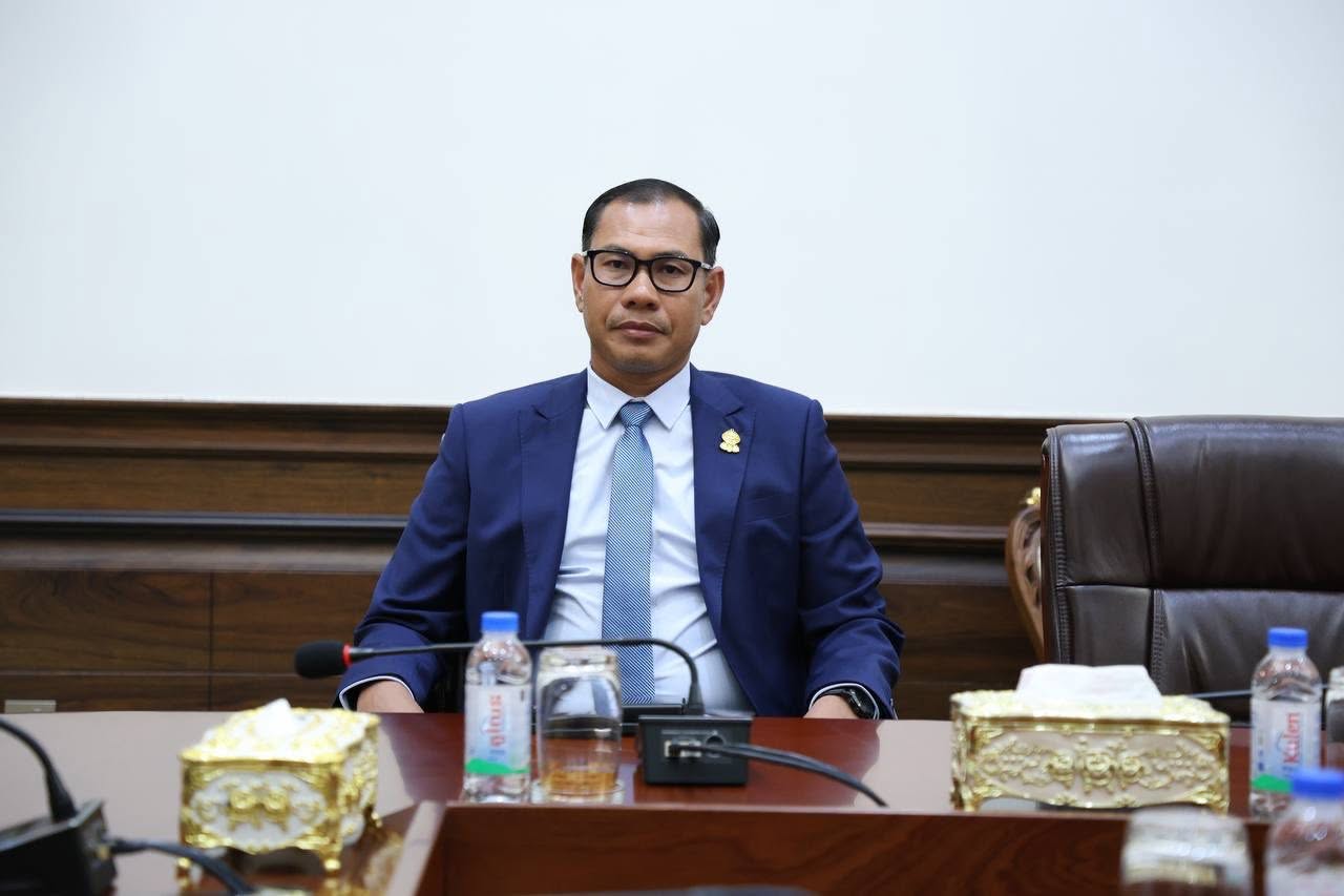 ឯកឧត្តម ស្លេះ ពុនយ៉ាមុីន ឧបត្ថម្ភថវិកា ជូនដល់និស្សិតមូស្លិម សម្រាប់រៀបចំ និងចូលរួមការប្រកួតកីឡាបាល់ទាត់មិត្តភាព