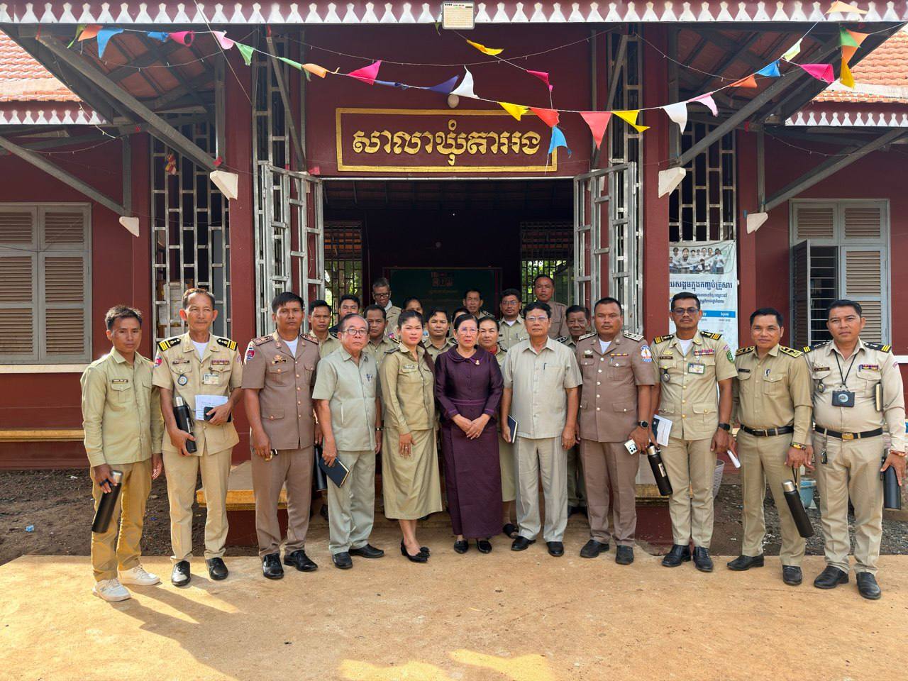 លោកជំទាវ ចឹក ហេង អញ្ជើញចុះជួបសំណេះសំណាល និងឈ្វេងយល់បញ្ហាប្រឈមនិងសំណូមពរជាមួយក្រុមប្រឹក្សាឃុំតាអង ឃុំតឺន និងឃុំសិរីមង្គល ស្មៀន និងនាយប៉ុស្តិ៍នគរបាល នៃស្រុកកូនមុំ ខេត្តរតនគិរី