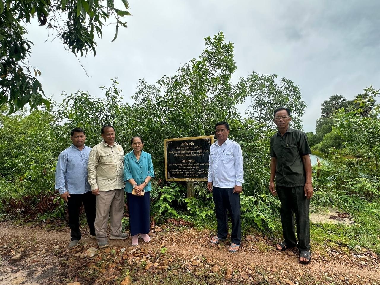 លោកជំទាវ កង សៅរ៍ធន អញ្ជើញចុះពិនិត្យវឌ្ឍនភាពនៃការប្រើប្រាស់ស្រះទឹកអម្រឹត នៅភូមិកោះចំការ ឃុំបឹងសាលាខាងត្បូង ស្រុកកំពង់ត្រាច ខេត្តកំពត