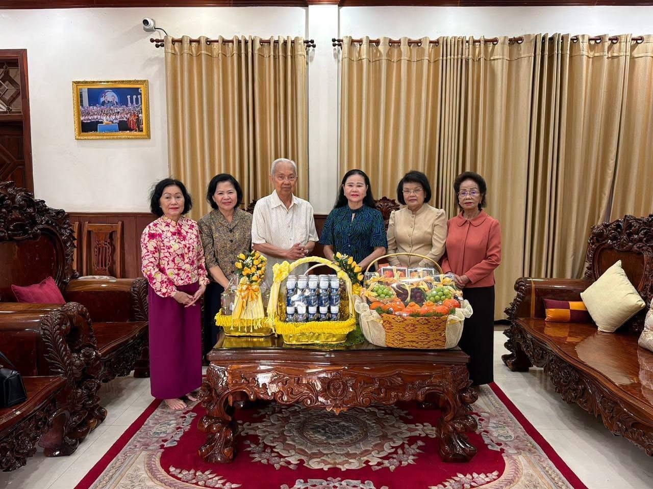 លោកជំទាវបណ្ឌិត​ អ៊ុក​ ម៉ាលី អញ្ជេីញអមដំណេីរ​សម្តេចកិត្តិព្រឹទ្ធបណ្ឌិត អញ្ជើញសួរសុខទុក្ខឥស្សរជនជាន់ខ្ពស់ ៣រូប​ ដល់គេហដ្ឋានក្នុងរាជធានីភ្នំពេញ​